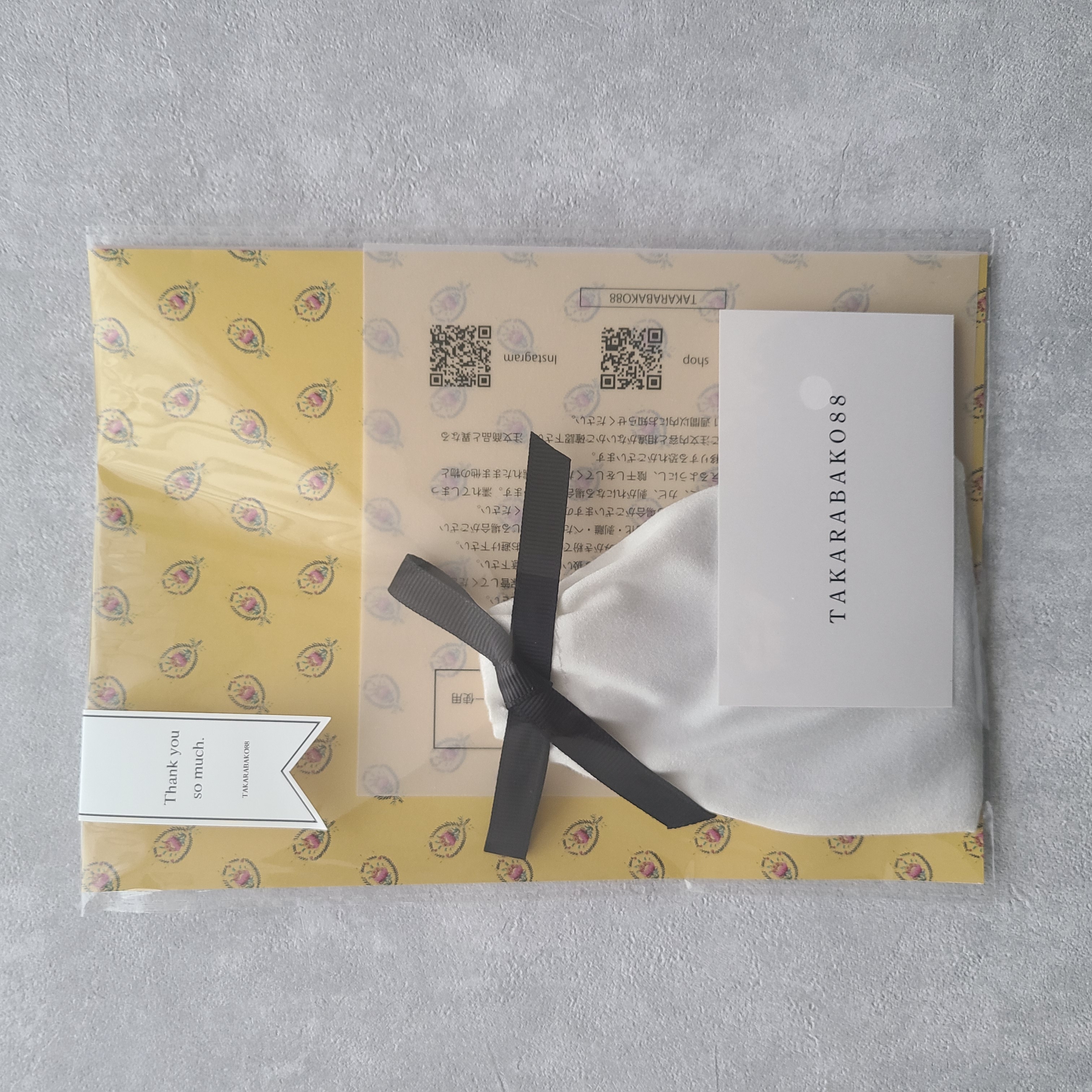 アンティーク図案から生まれた、TAKARABAKO88だけの梱包紙とメッセージカード