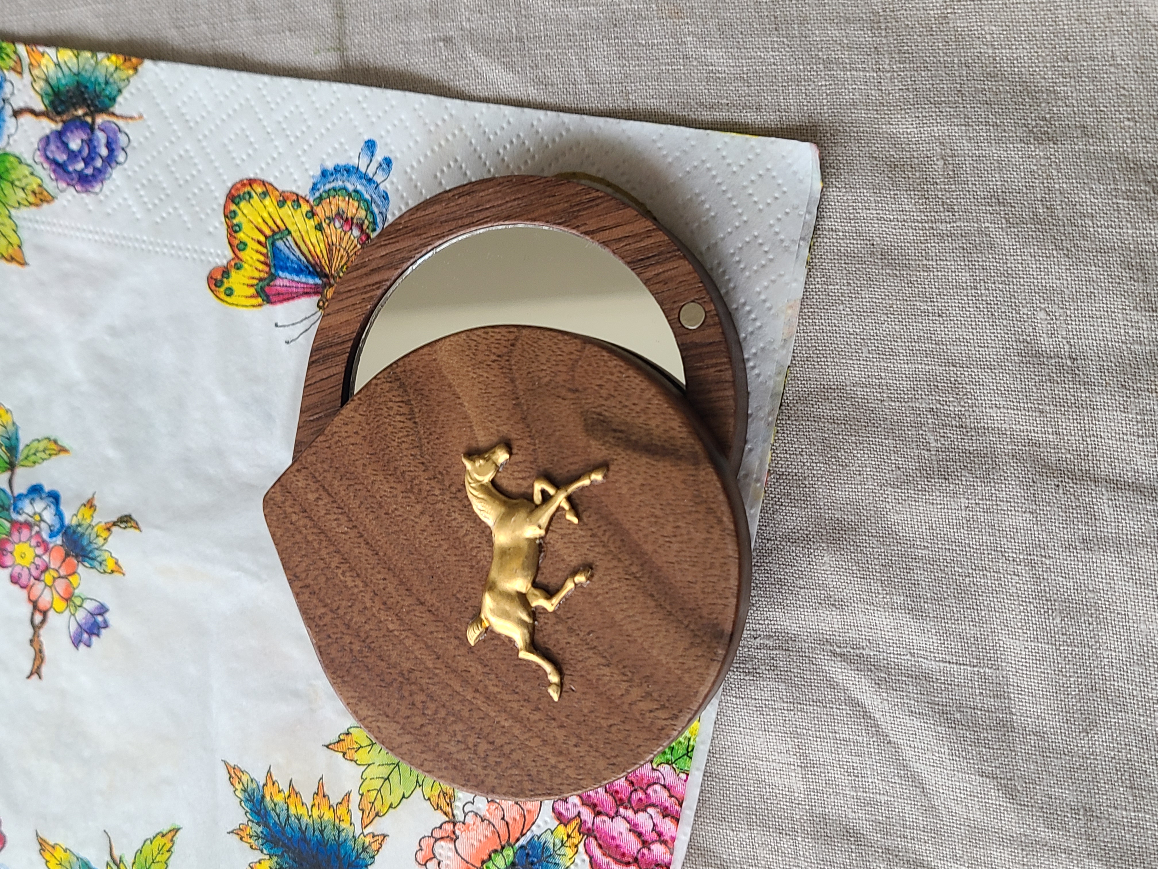 新社会人のお祝いに|前向きな一歩を応援する馬モチーフのコンパクトミラー