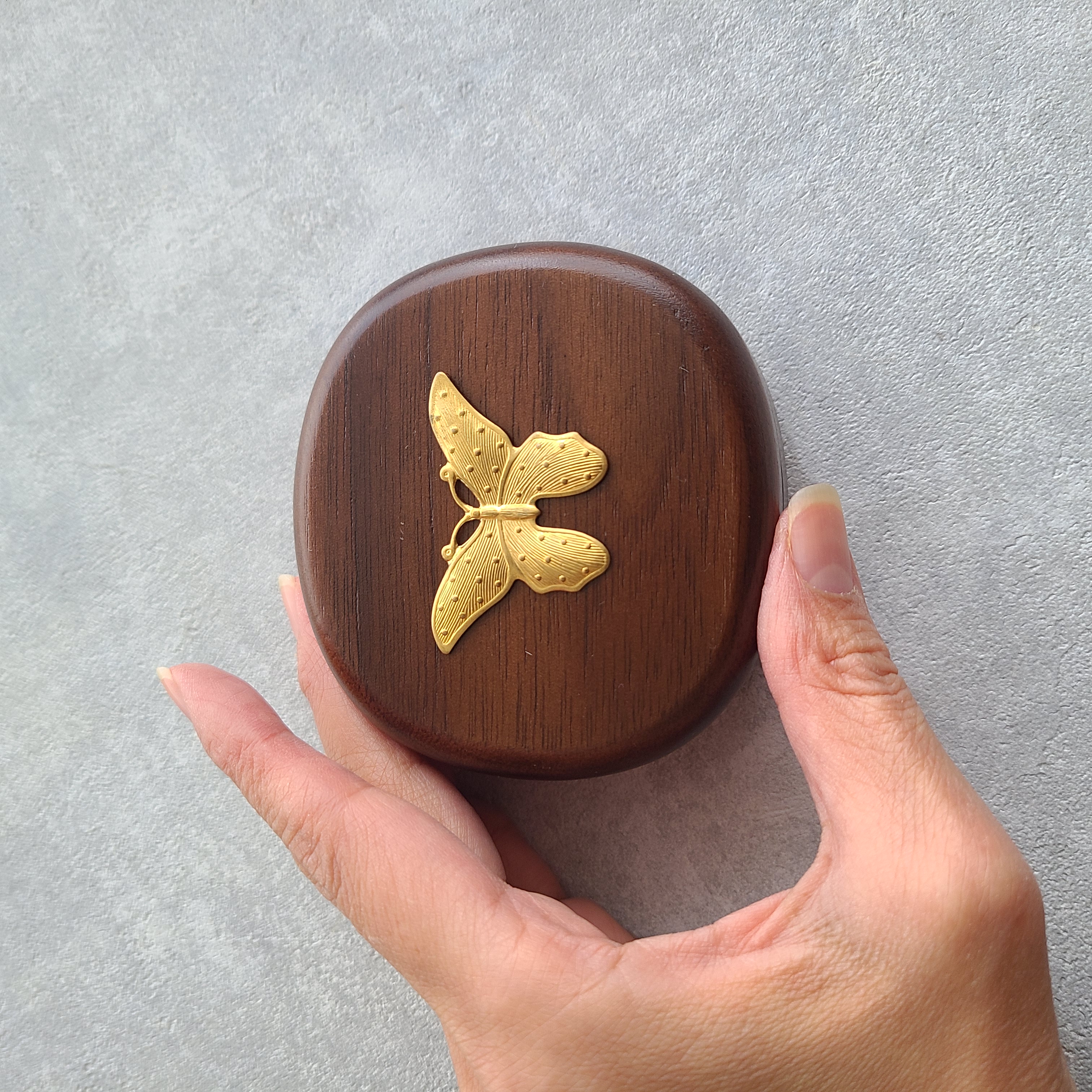 ミニサイズの木製ジュエリーケースで使用している、胡桃（ウォルナット）の木について