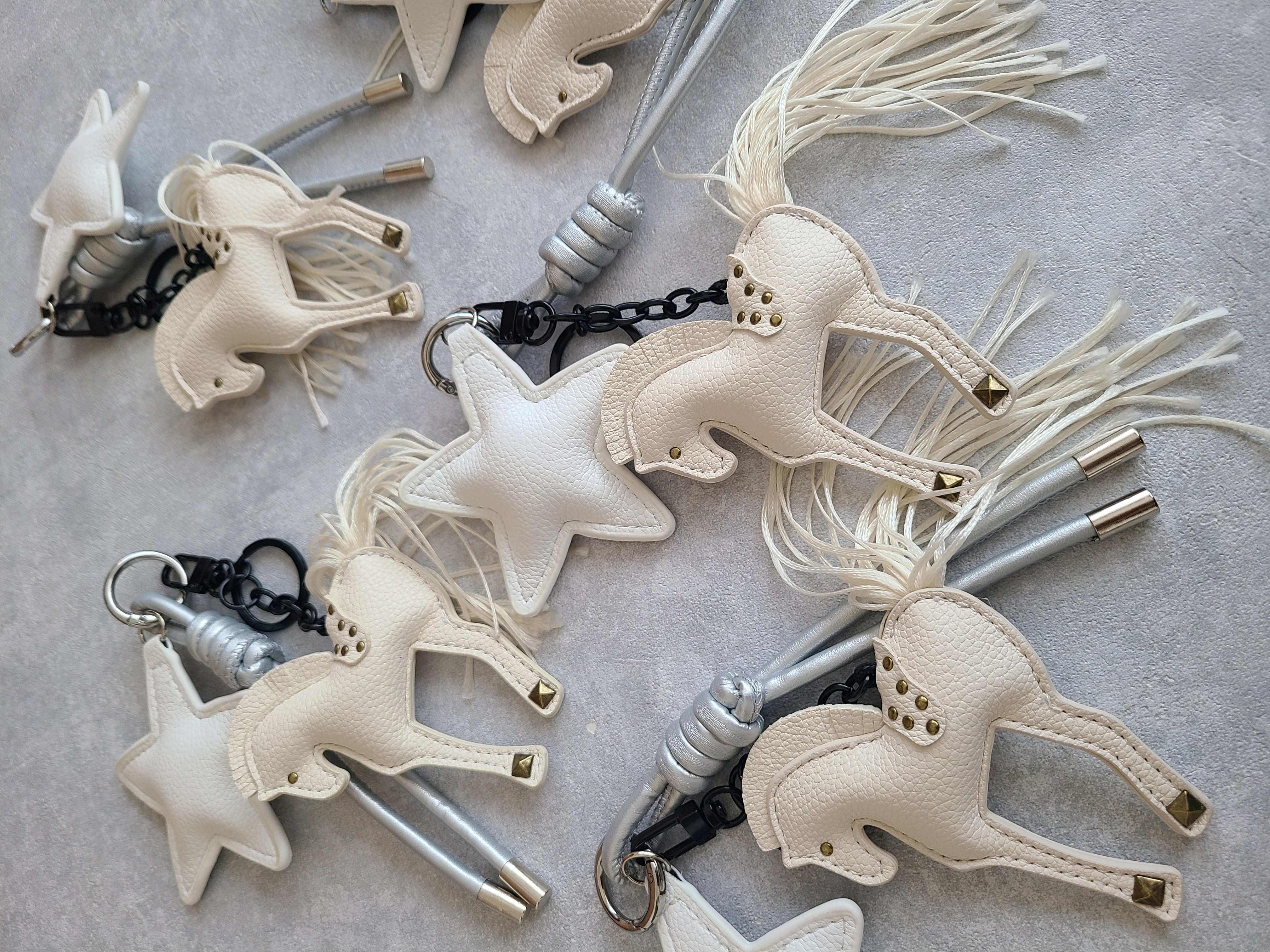 卒業・別れのシーズンに。お揃いで白馬のチャーム