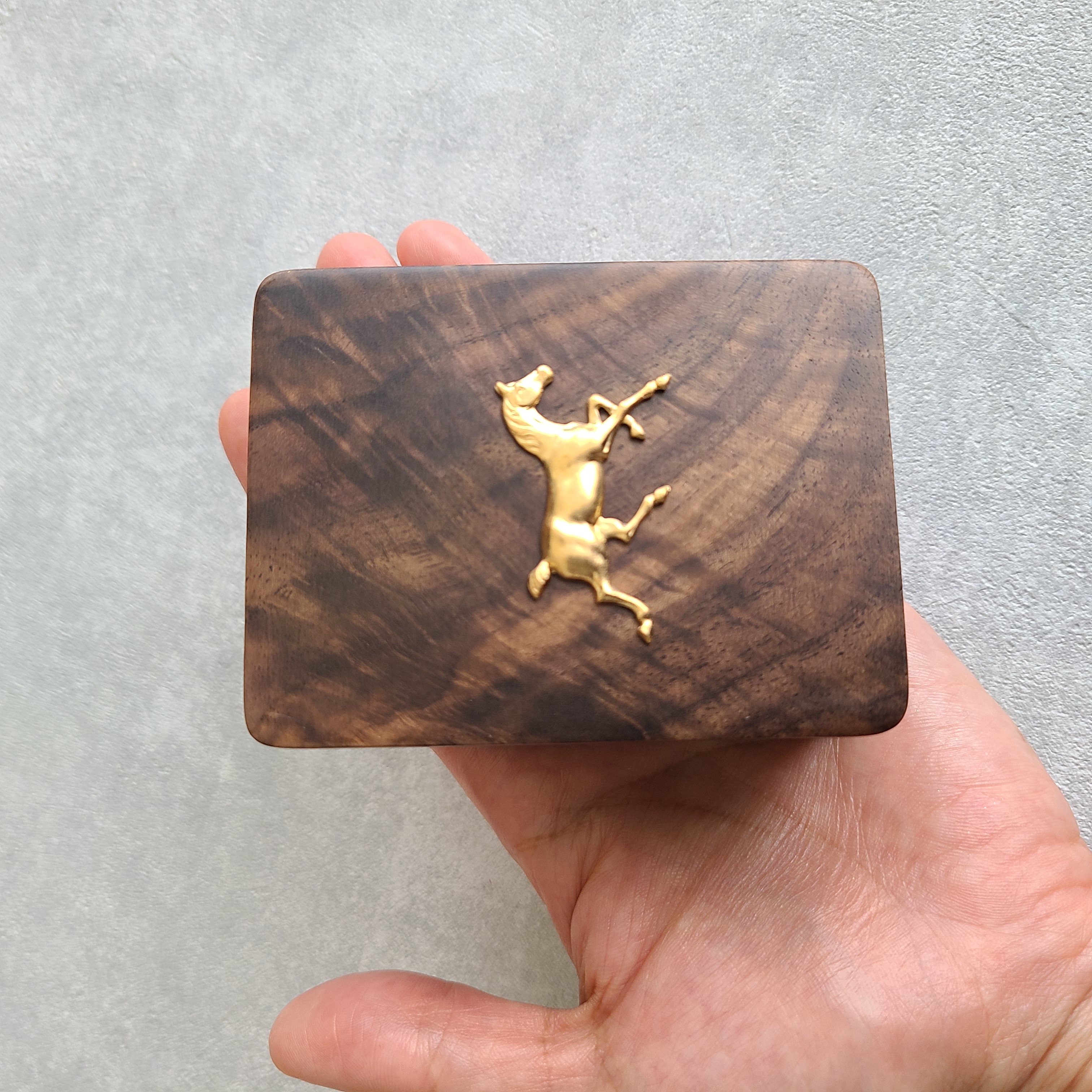 馬モチーフの木製ピルケース|真鍮パーツが映える小物入れ【持ち運びに便利】