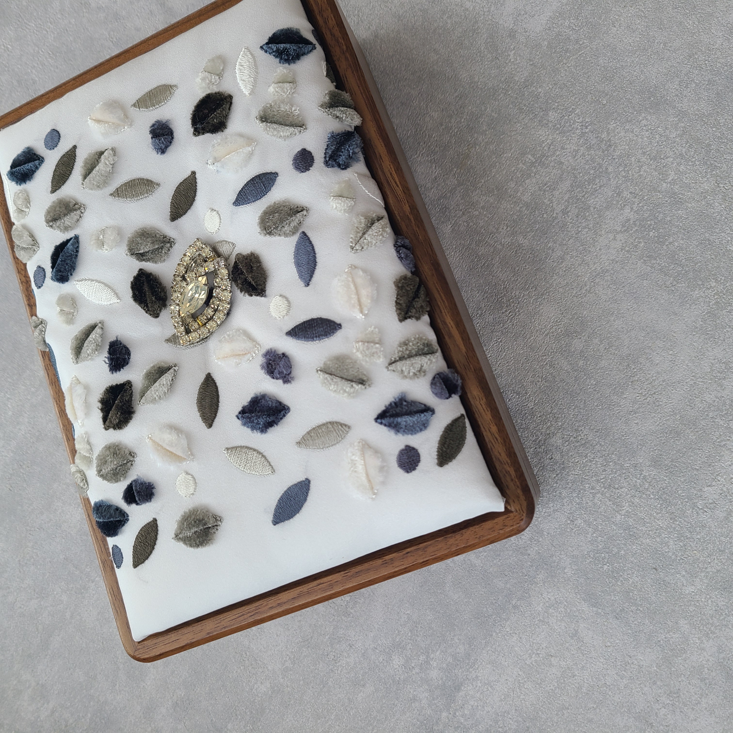 一点物 ジュエリーボックス｜ヨーロッパ刺繍×ヴィンテージイヤリングの特別な組み合わせ