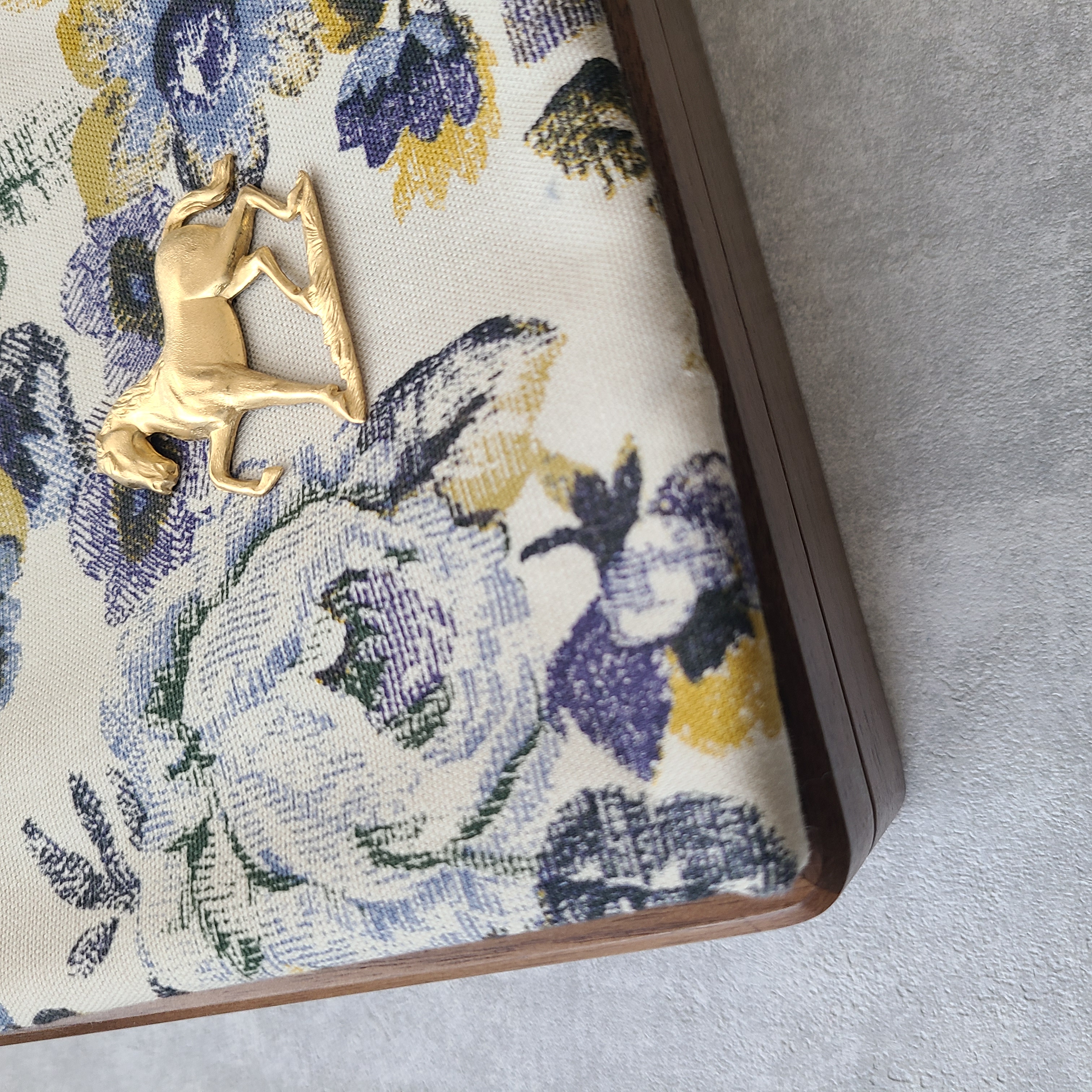 人気の真鍮のお馬さんで作る、生地を選んで作成するセミオーダーの木製ジュエリーボックス