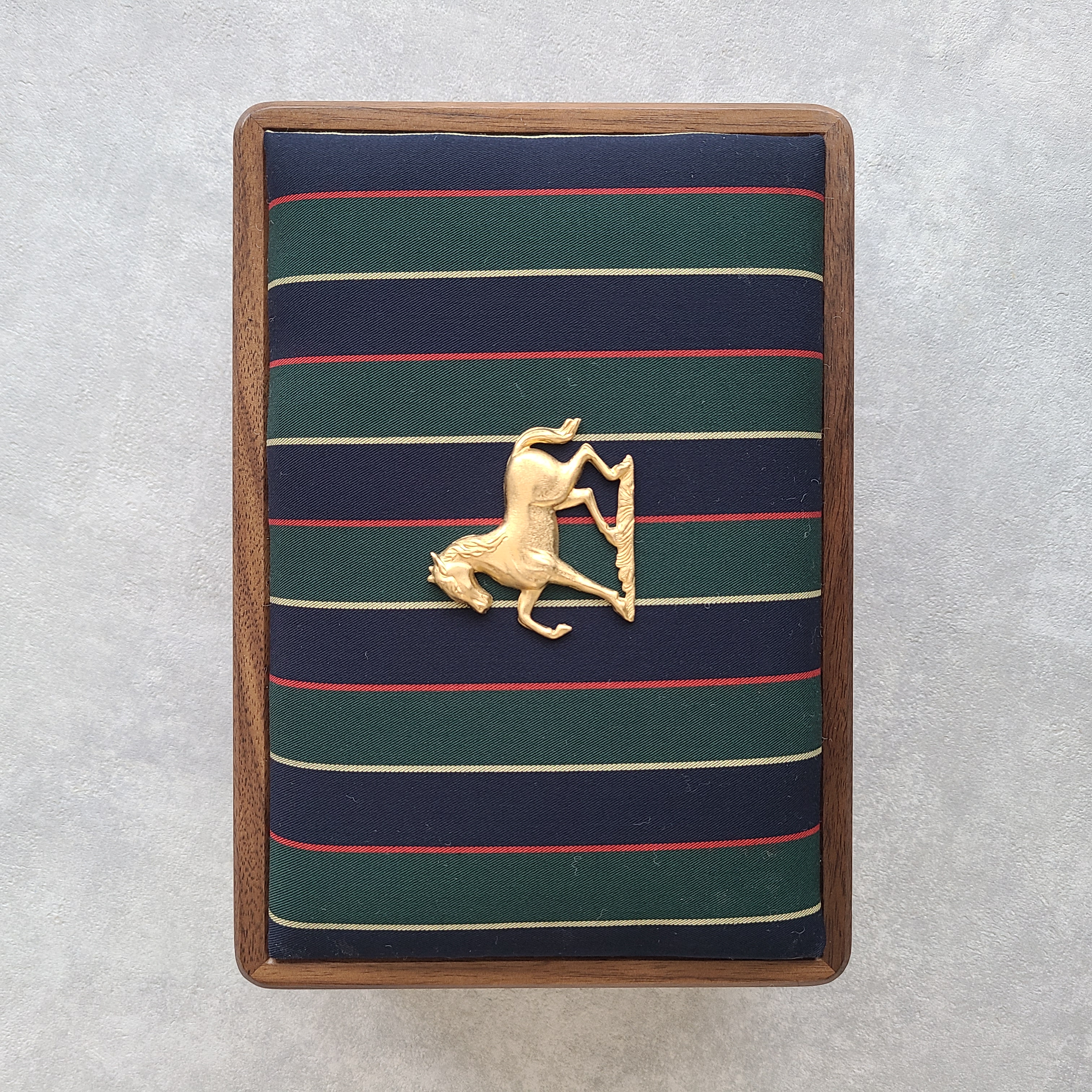 バレンタインに、男性へ「お馬さんのジュエリーボックス」という選択