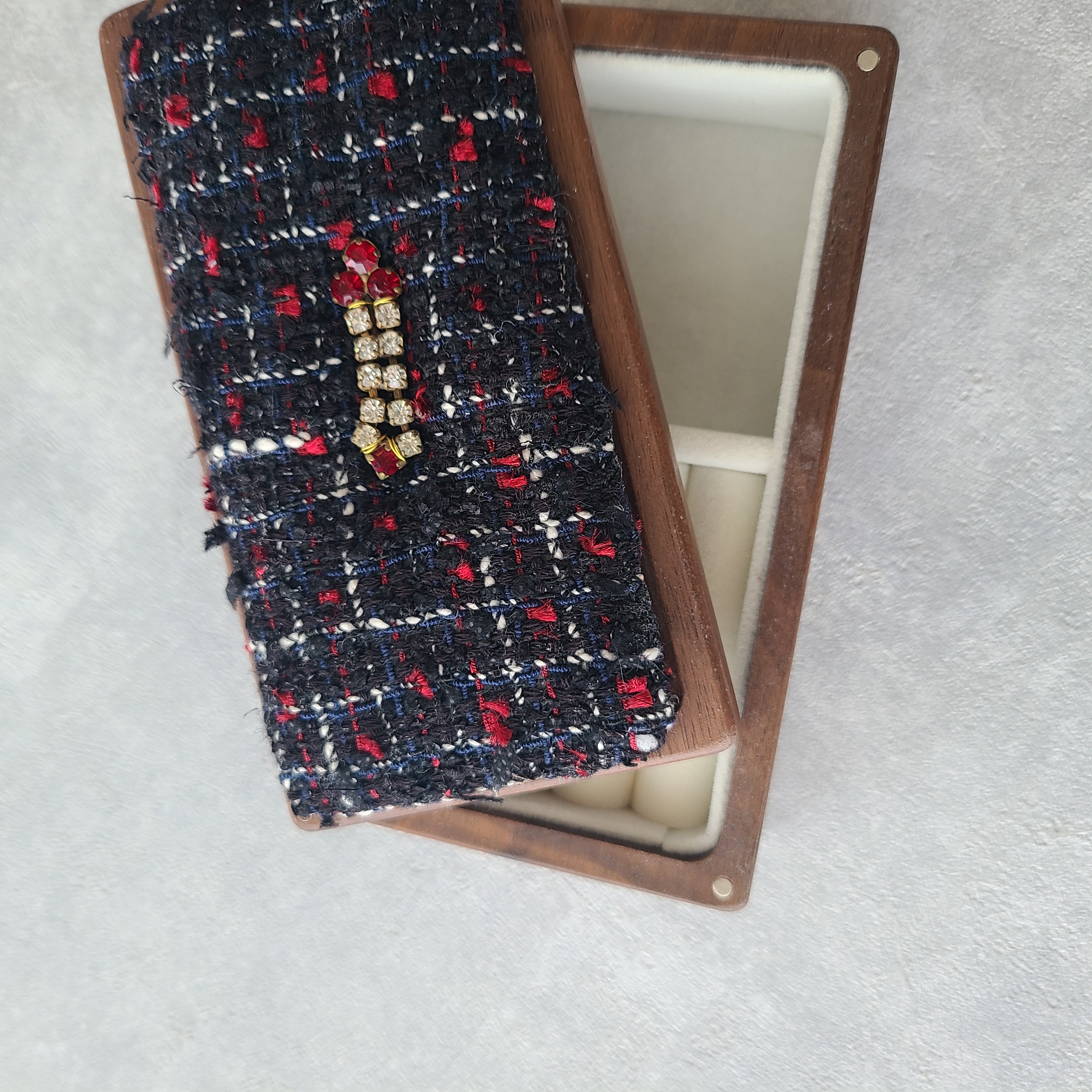 捨てられない美しさを、もう一度 ― ヴィンテージイヤリングをリメイクした1点物ジュエリーボックス ―