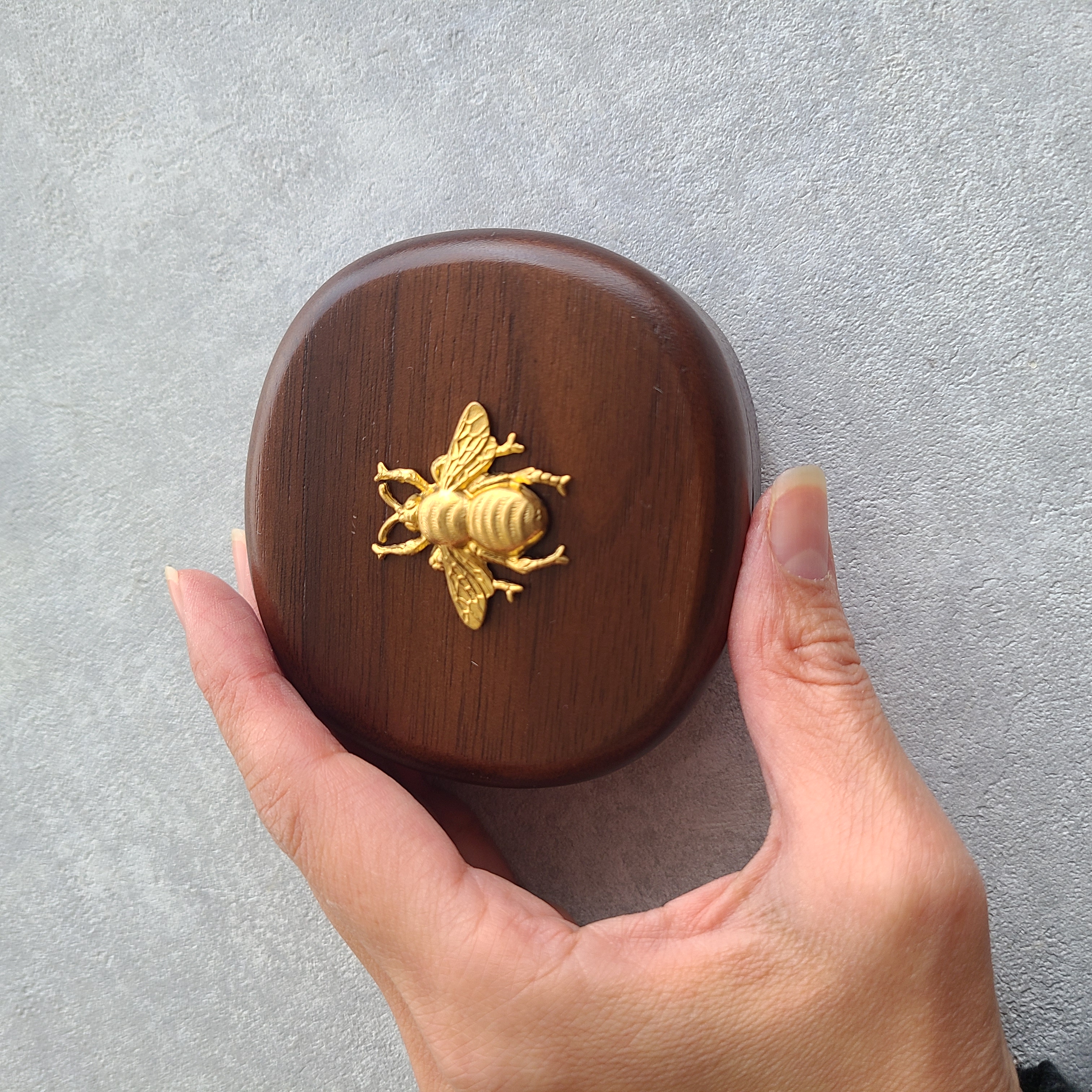 ミニサイズ登場！大人可愛い蜂モチーフの木製ジュエリーボックス