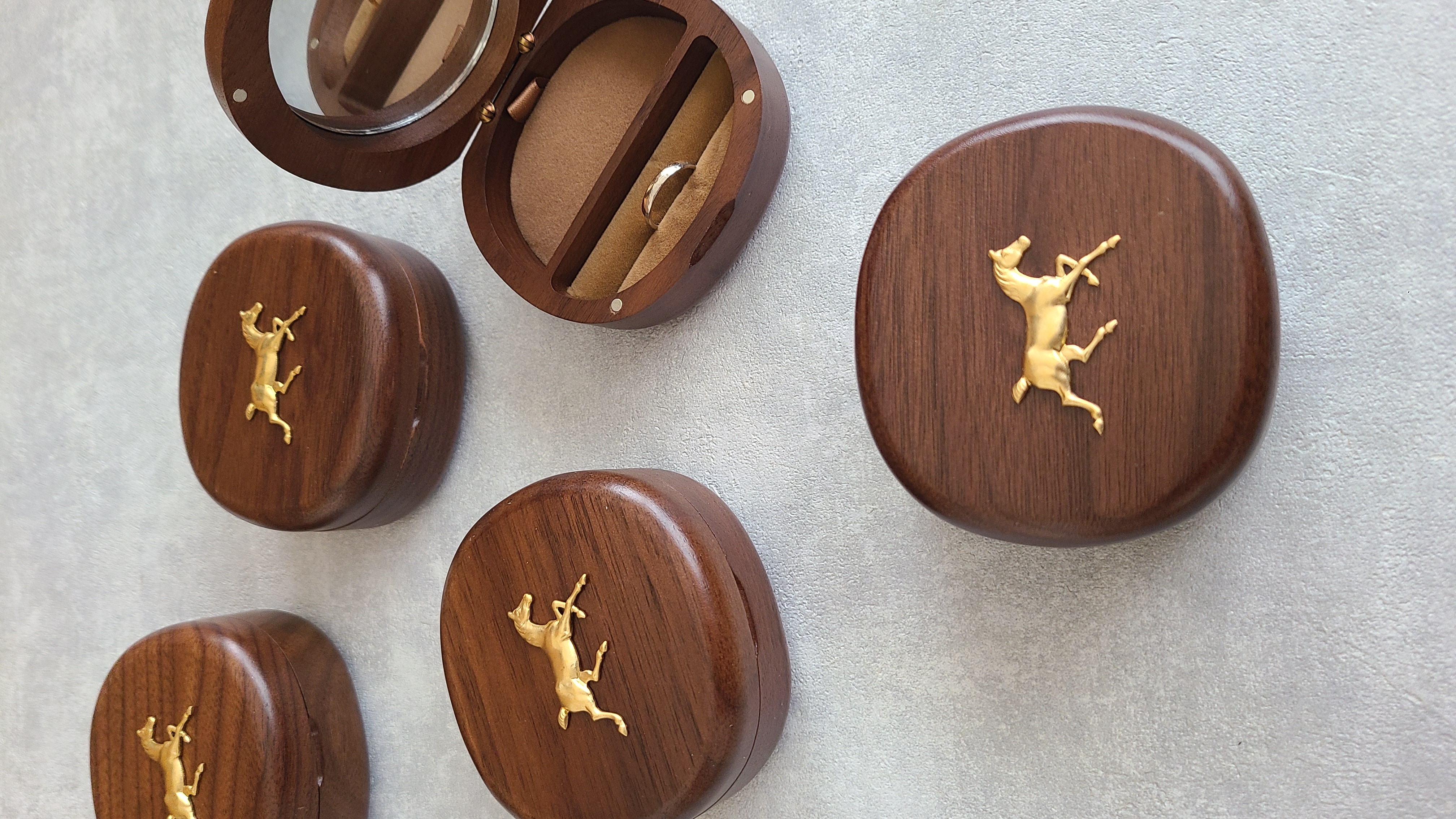 【再入荷】木製の持ち運びジュエリーボックス|馬モチーフが素敵な手のひらサイズ