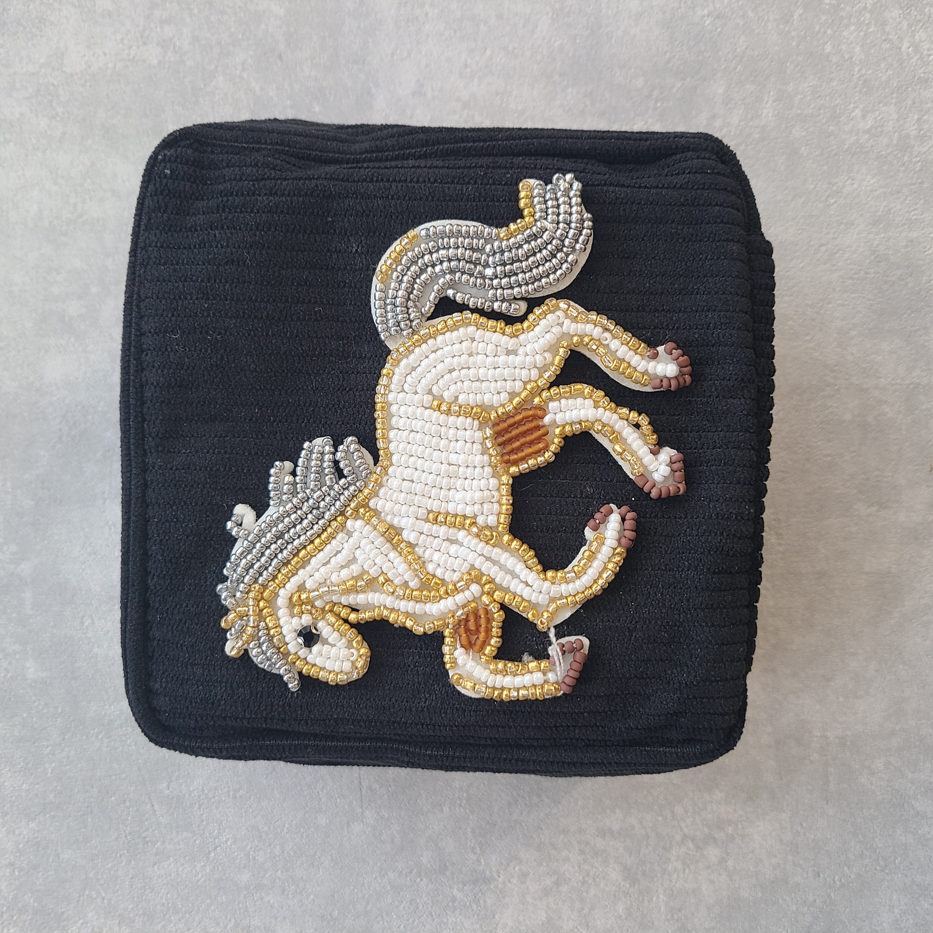 作りたかったけれど、今は保留中。白馬のビーズ刺繍の話