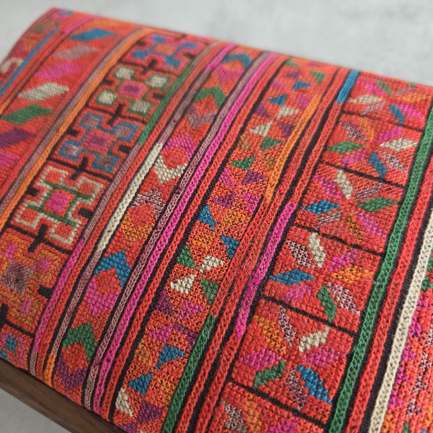 赤族の刺繍生地で作る一点物ジュエリーボックス|手仕事が生み出す美しい宝箱