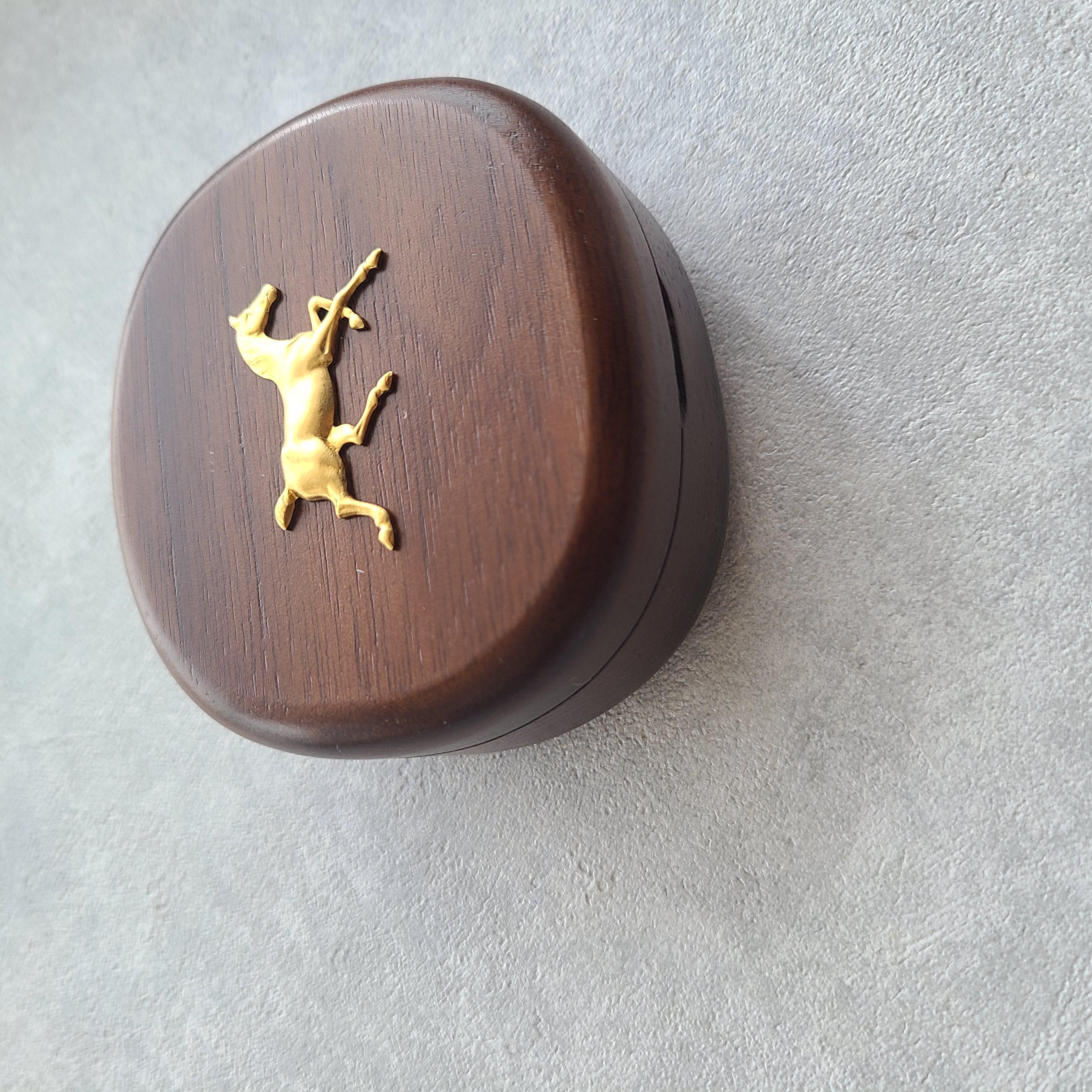 手のひらサイズのコンパクトタイプ！馬モチーフの木製ジュエリーボックス