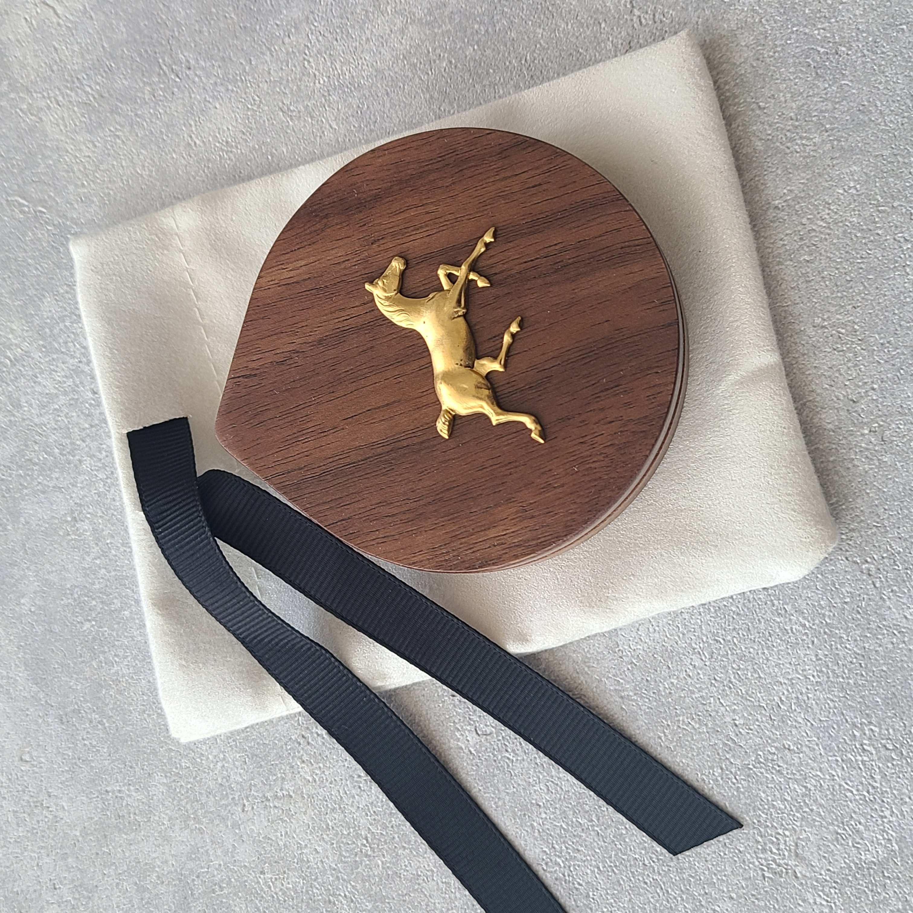 ケータイを見る代わりに、一日一回。鏡で自分を整える時間を♡