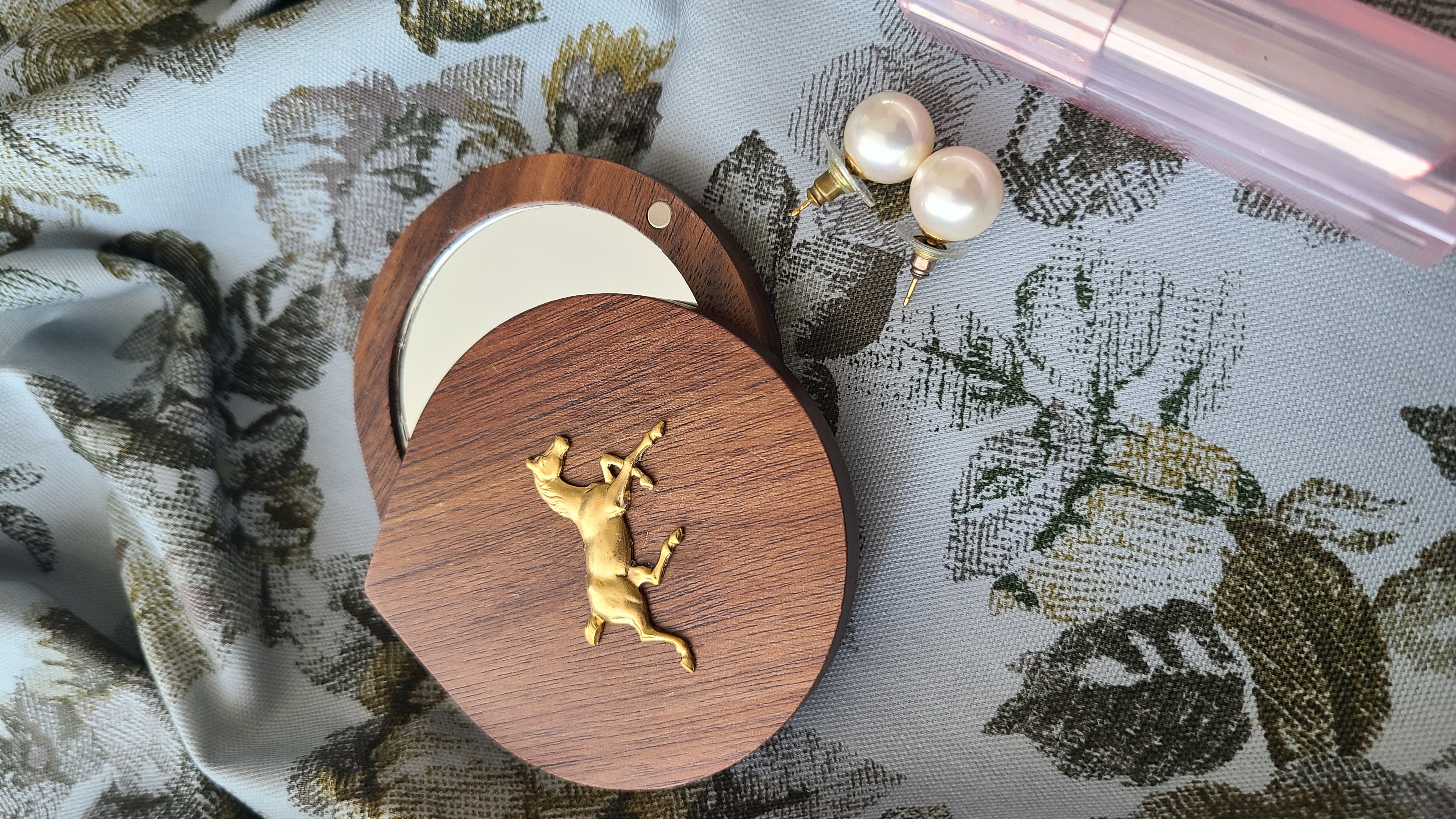 新しいことに挑戦する方へ。背中を押す馬モチーフギフト