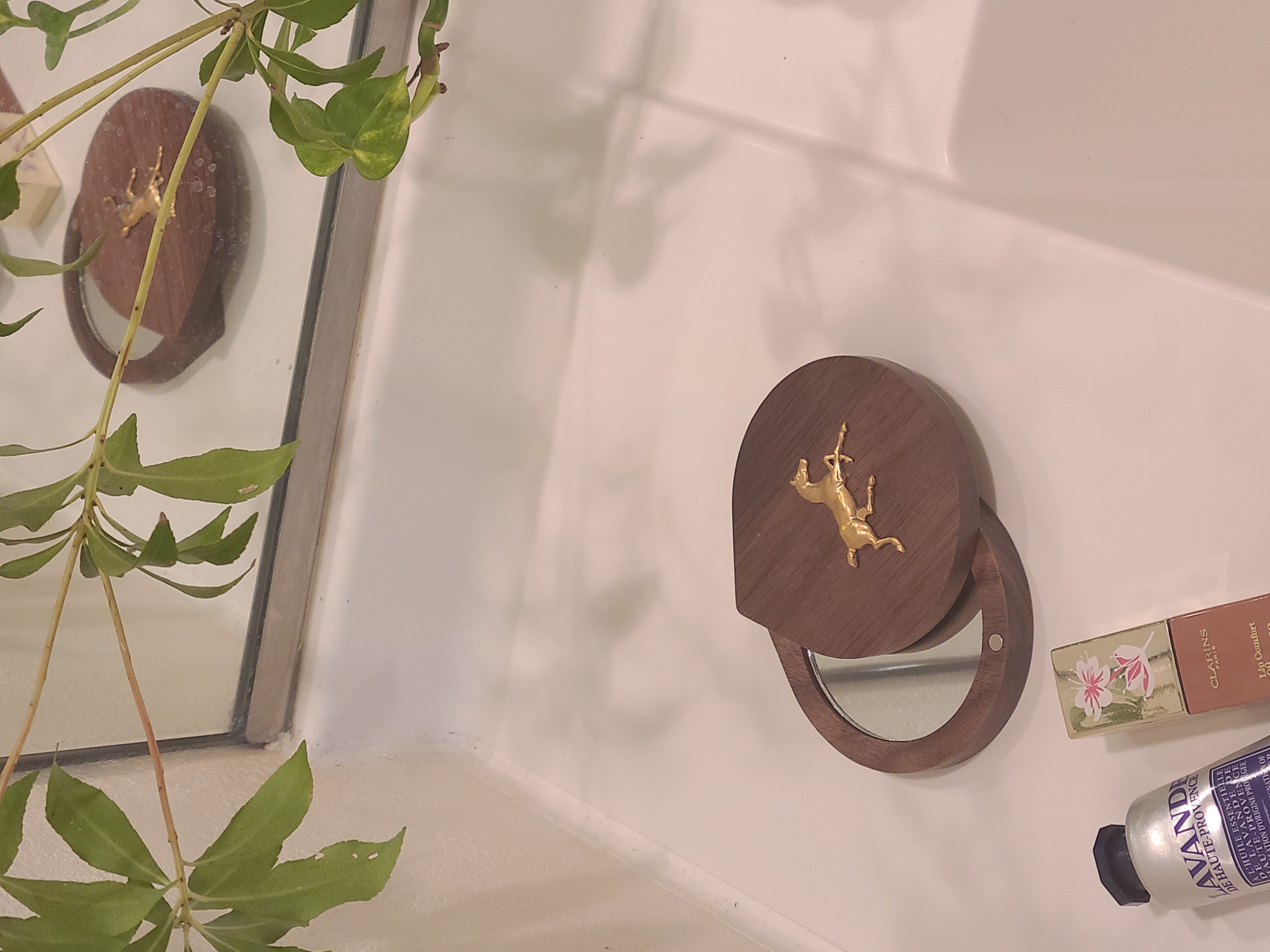 新しいことにチャレンジする女性へ|背中を押す馬モチーフのコンパクトミラー