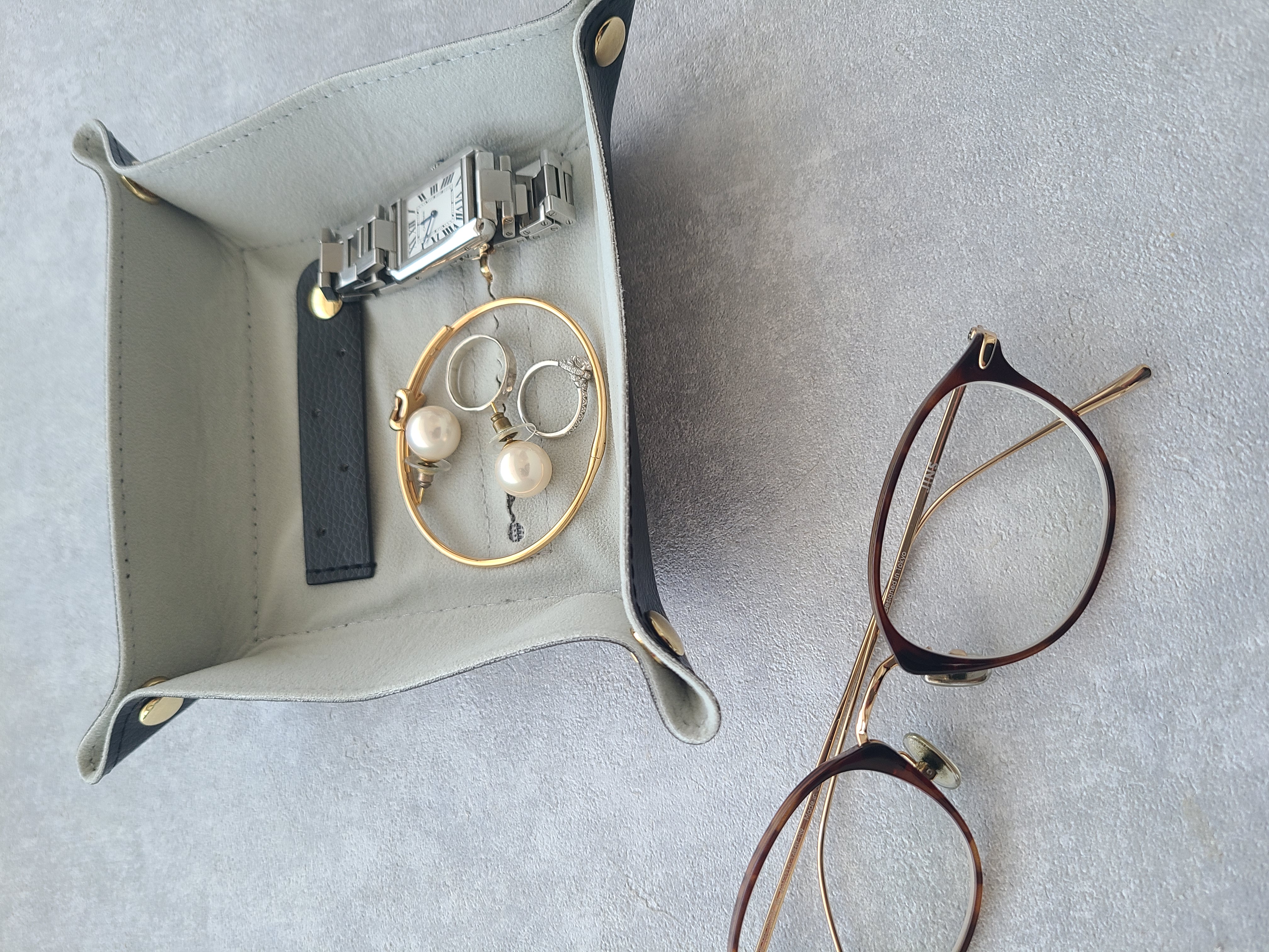 出張の多い女性にお勧め！コンパクトに折りたためて、ホテルで使えるジュエリートレイ（ブラック）