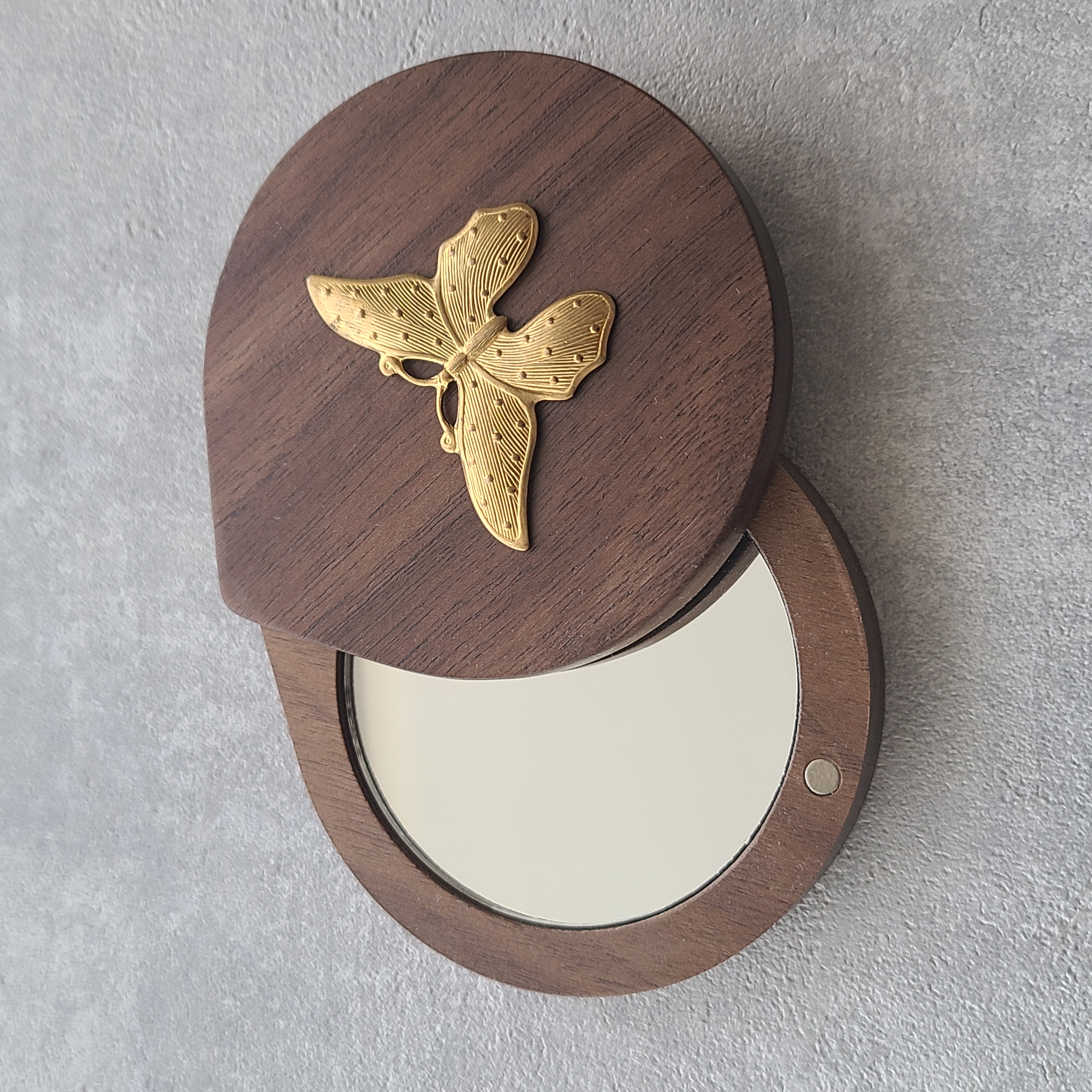 別れの季節のプレゼントに｜蝶モチーフのコンパクトミラーがギフトが選ばれる理由