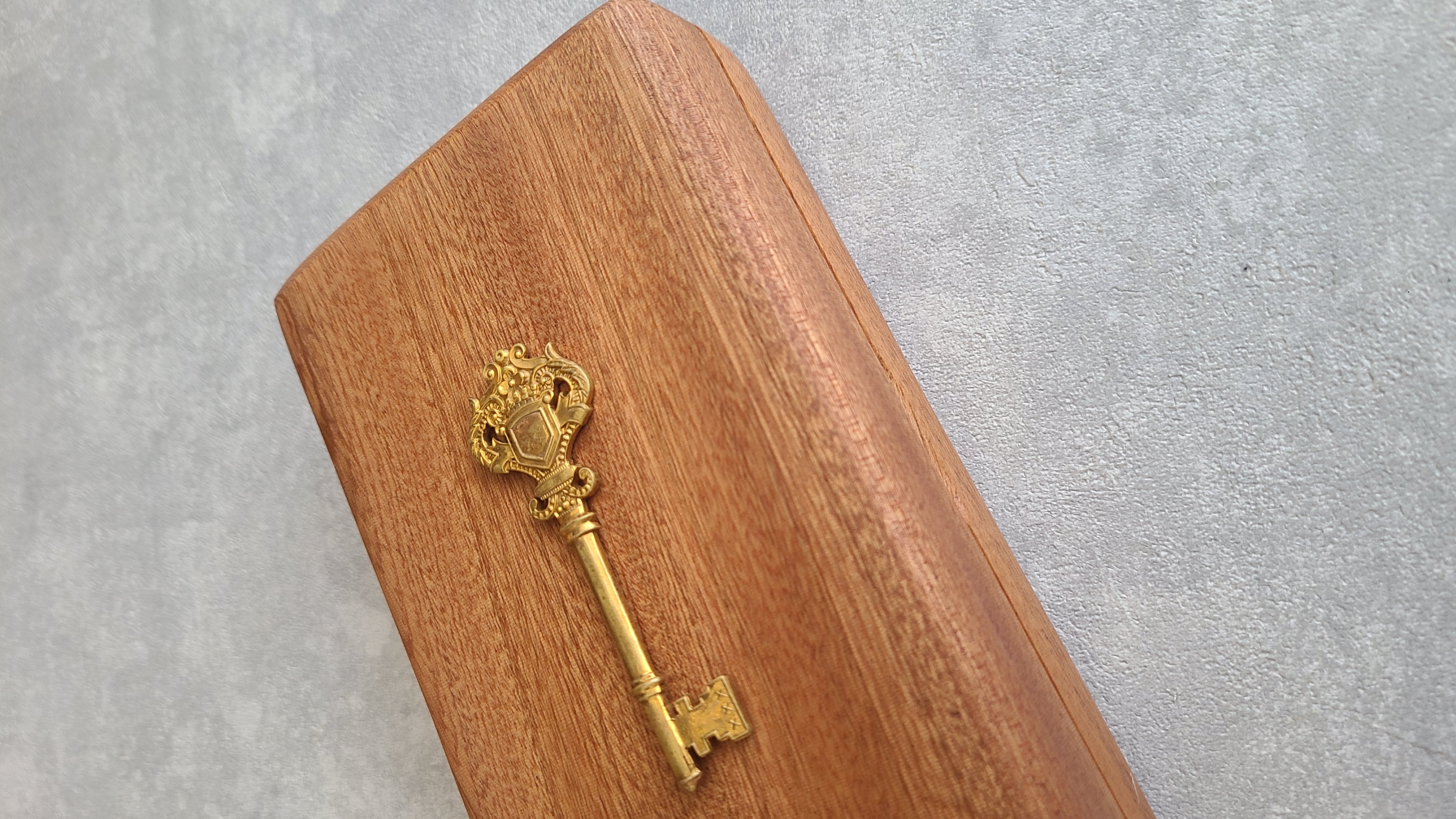 この鍵を見つけたとき、心が高鳴りました～木製ジュエリーケースの話～