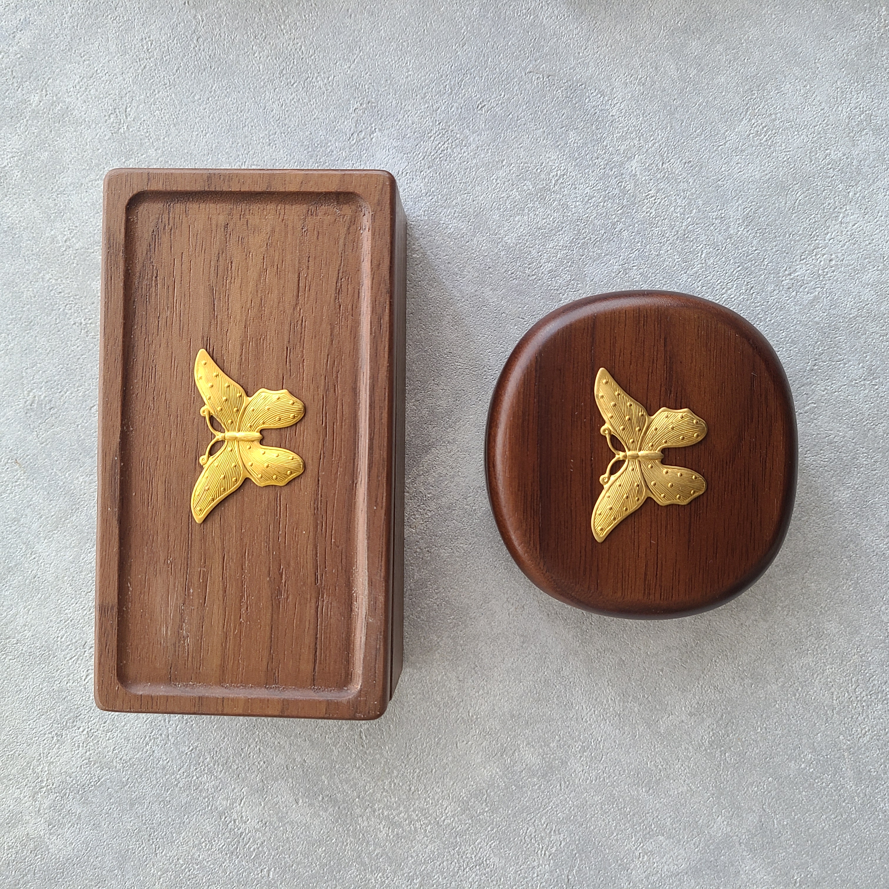 持ち運びにちょうどいいサイズ！蝶モチーフの木製ジュエリーボックス