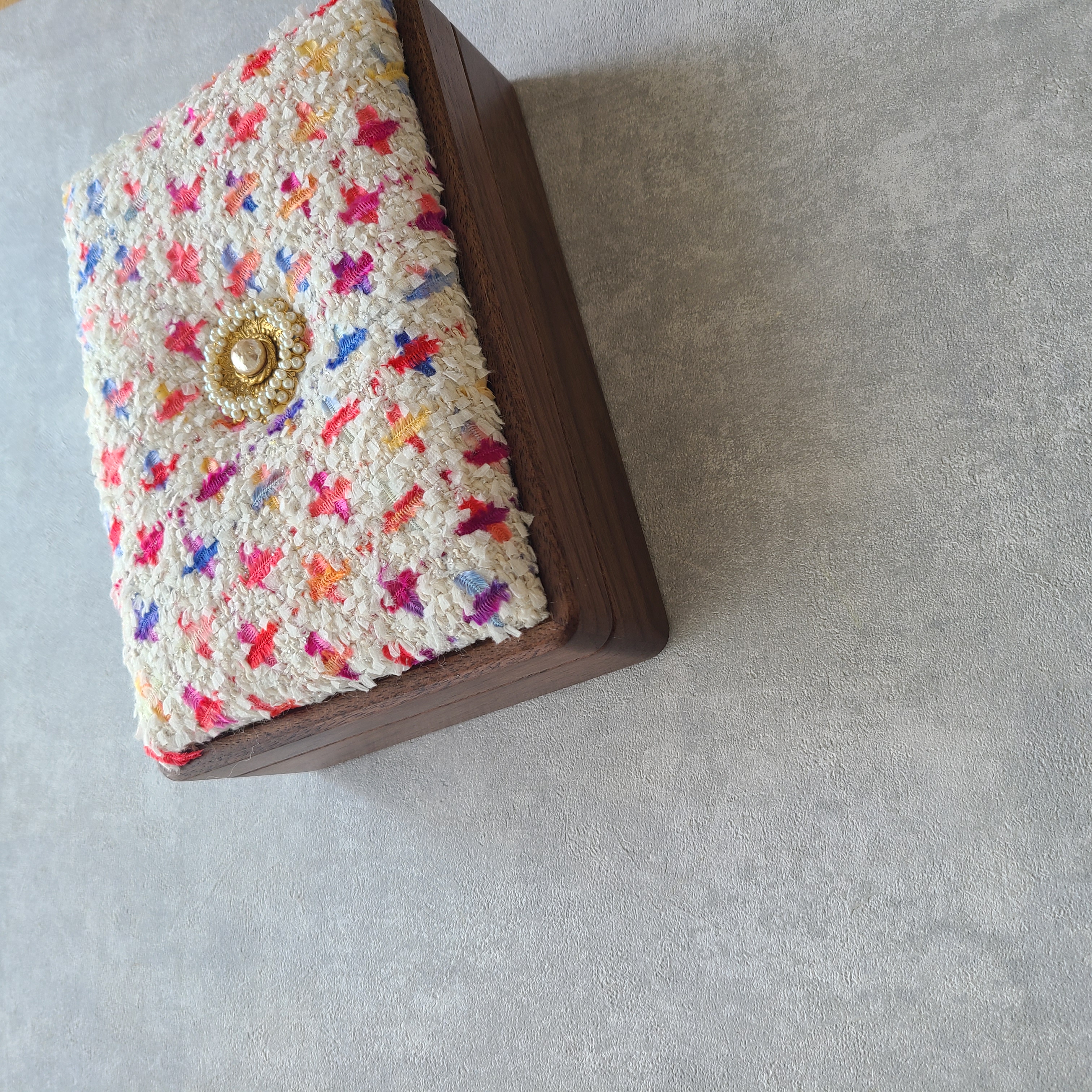 お客様の声から生まれた木製ジュエリーボックス|ヴィンテージチャームとインポート生地で仕立てる特別な収