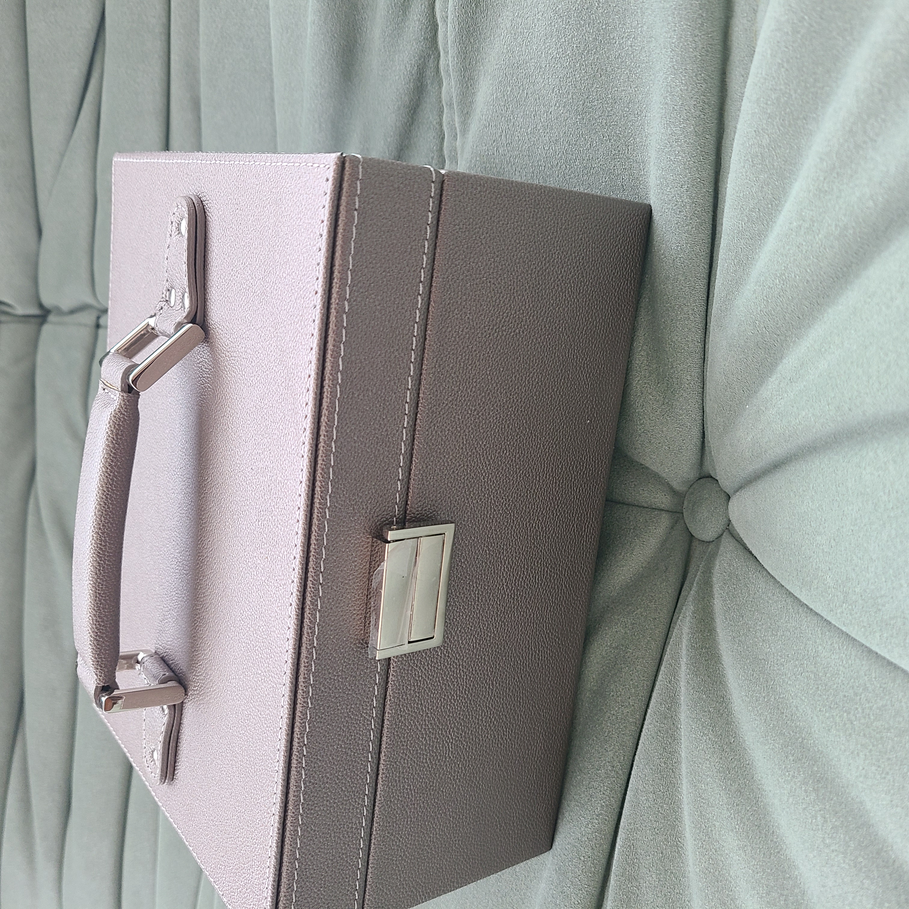 大切なジュエリーを、美しく・すっきり整える。 ──ジュエリーボックス Sサイズ