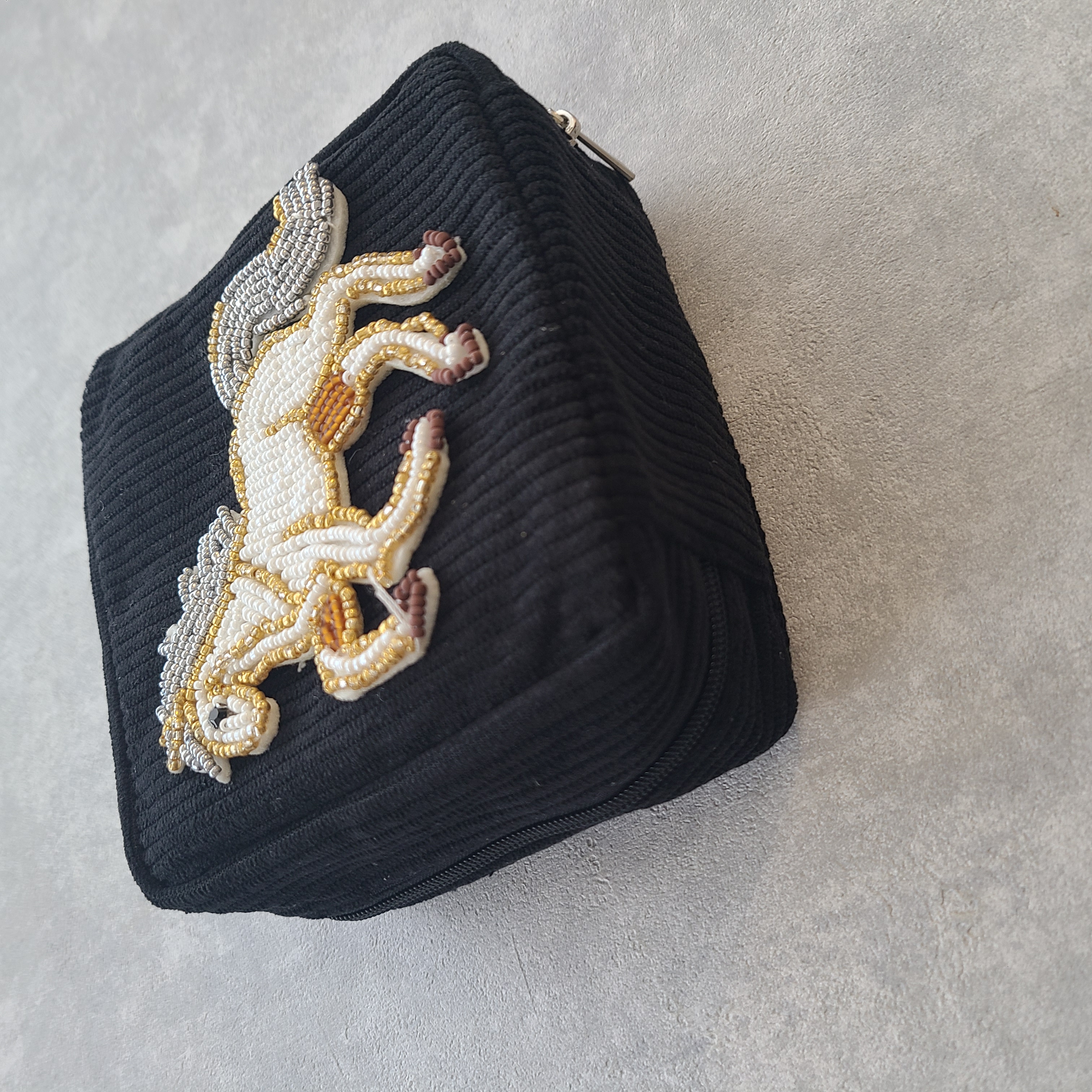 カバンを開けるたびに、ちょっと癒される☆馬モチーフのポーチ