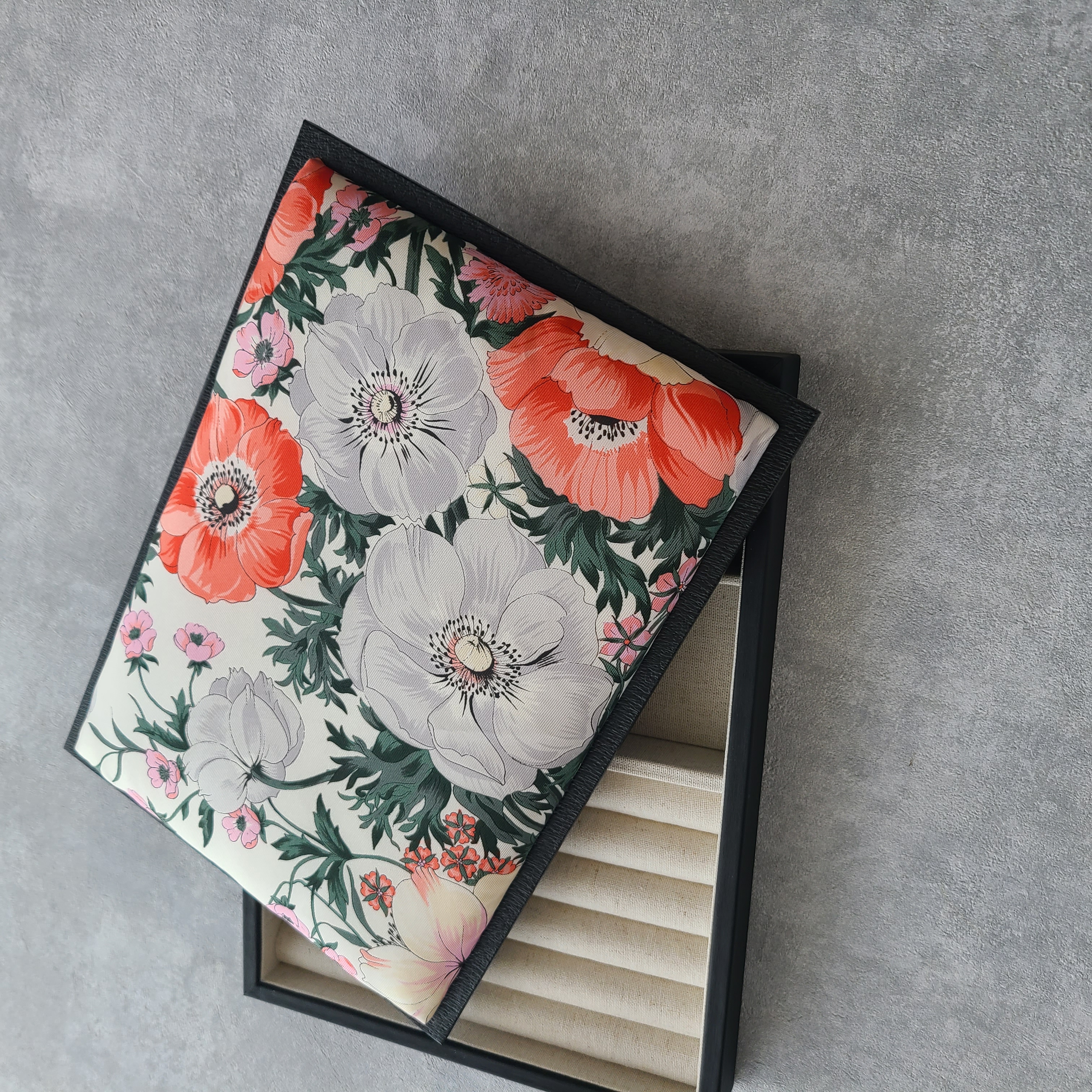 思い出のスカーフを、新しい形で。 〜世界にひとつのジュエリーボックス〜