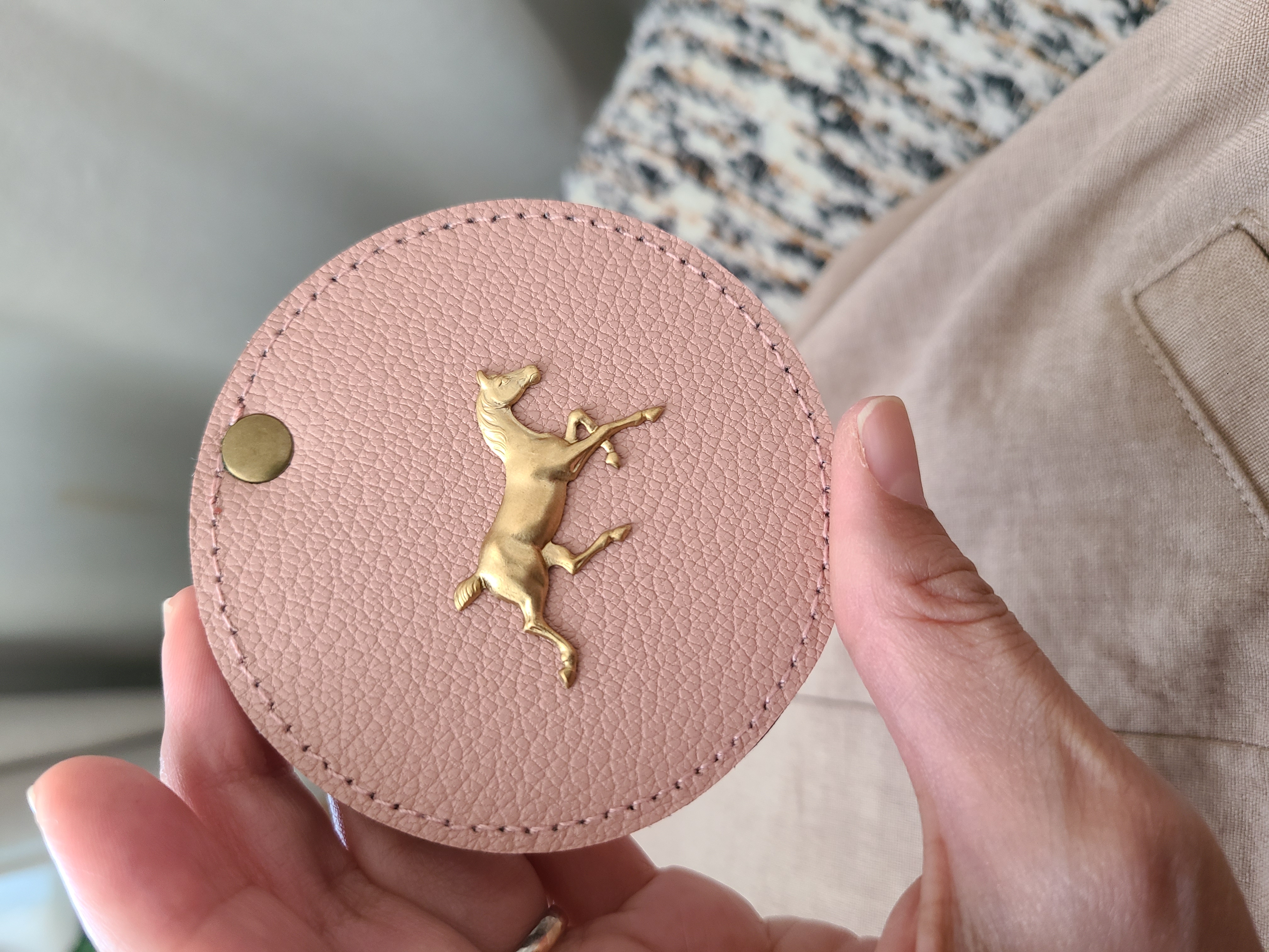 午年の特別な贈り物に。馬モチーフのコンパクトミラー