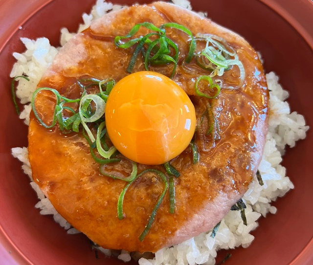 すき家まぐろユッケ丼のカロリーと三大栄養素(タンパク質・脂質・炭水化物)｜筋トレとの関係