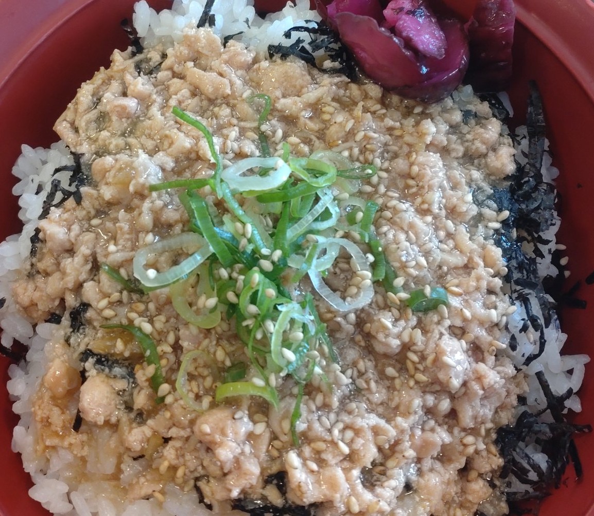 すき家とりそぼろ丼のカロリーと三大栄養素(タンパク質・脂質・炭水化物)｜筋トレとの関係
