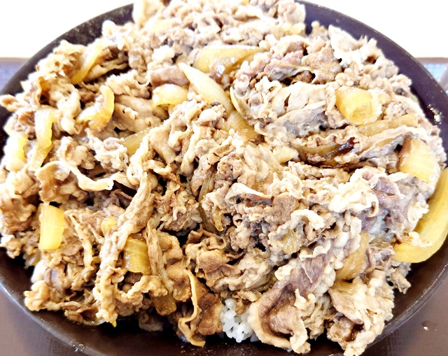 すき家キング牛丼のカロリーと三大栄養素(タンパク質・脂質・炭水化物)｜筋トレとの関係