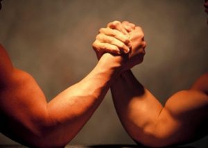 腕相撲のコツと有効なトレーニング器具をアームレスリング元日本代表が解説
