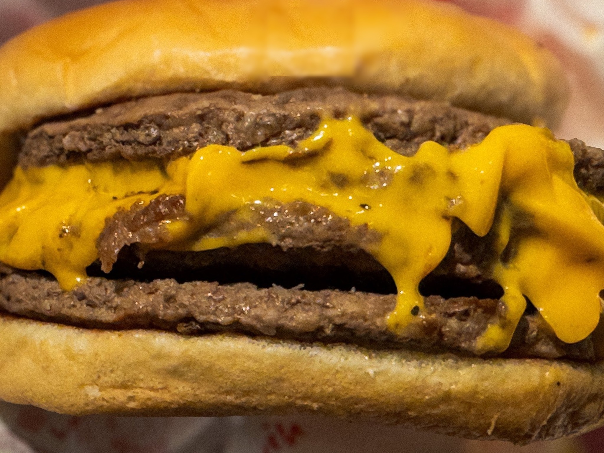 倍ダブルチーズバーガーのカロリーと三大栄養素(タンパク質・脂質・炭水化物)｜筋トレとの関係