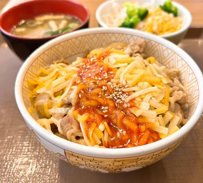すき家・吉野家・松屋・なか卯の丼物のカロリーと栄養素(タンパク質・脂質・炭水化物)｜筋トレとの関係
