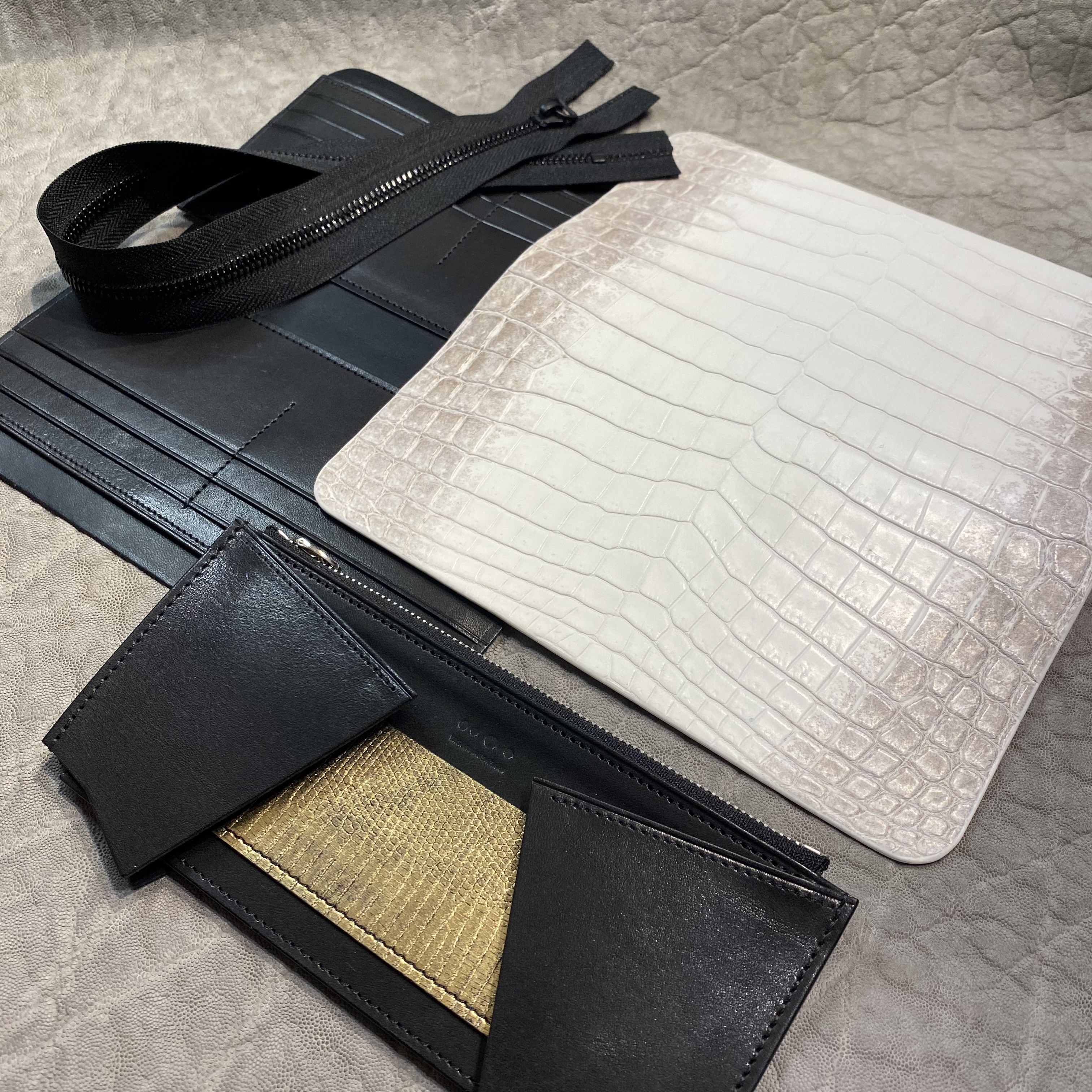 ヒマラヤクロコダイルのラウンドファスナー長財布を製作中です