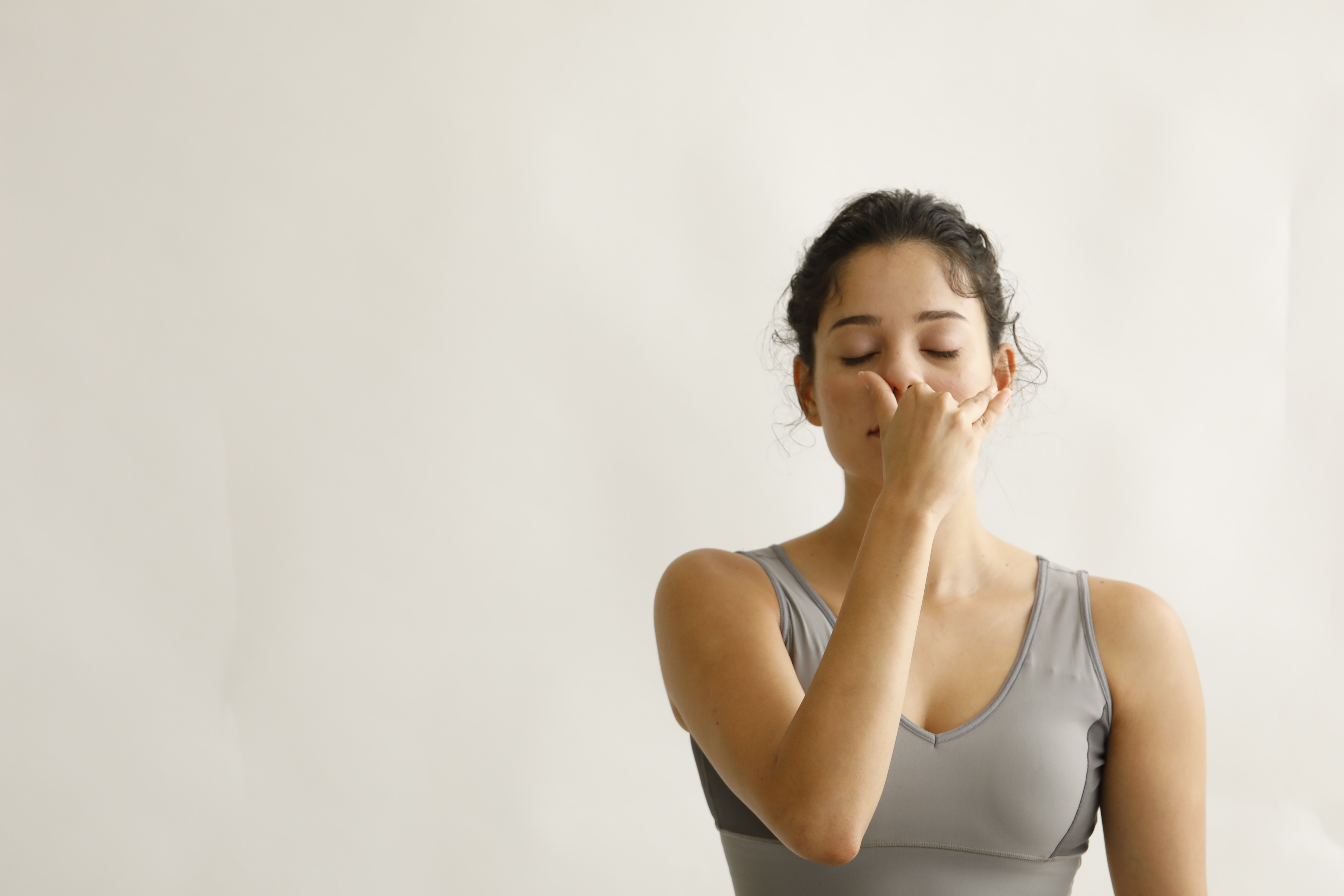 片鼻呼吸法「ナディショーダナ」の効果と練習方法