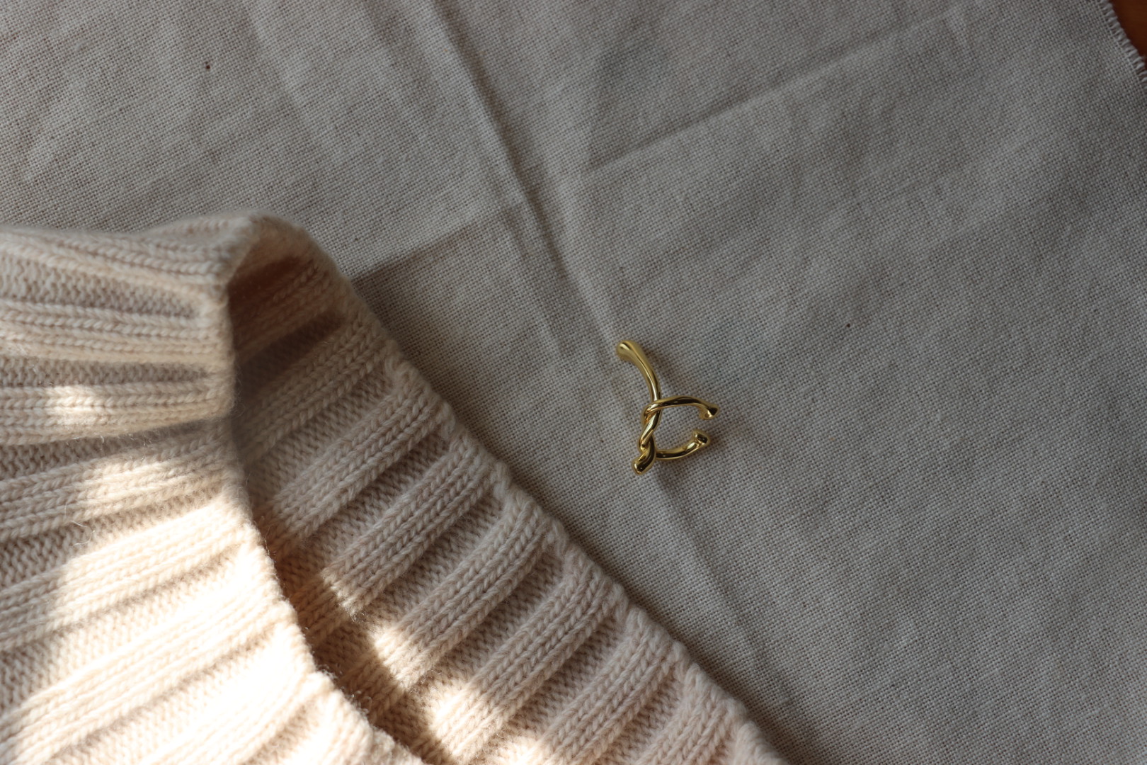 3.21 Thin smooth ear cuff