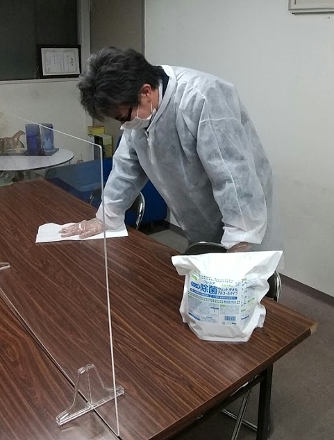 <感染を広げないために>～多くの人が触れる所､物をこまめに拭き取ることにより､感染予防につながります