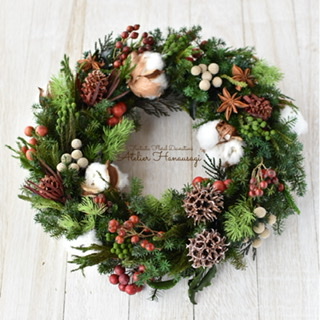 ナチュラルな木の実や色んなコニファーのプリザーブドクリスマスホーリーリース25㎝