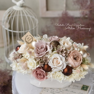 アンティークローズのシャビーホワイトアレンジ。オールドローズを使い、シックと華やかさを持つ作品。