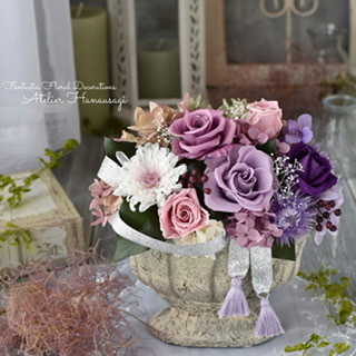 バラとマムの紫グラデーションアレンジ。手間要らずでちょっとお洒落なお供花を。