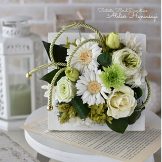 ガーベラとオールドローズのイノセントスタンド。和洋折衷どこでも溶け込む、立て掛け・吊すの2way。