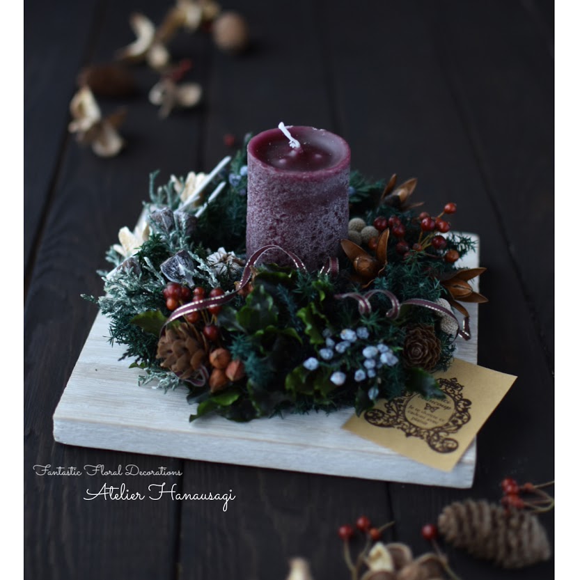 自然の森をイメージした、沢山の木の実とプリザーブドコニファーのリース。立て掛け＆吊るす＆平置きOK。