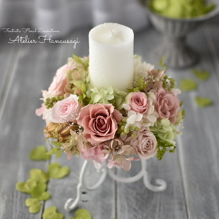 くすみピンクのバラとペッパーベリーのキャンドルスタンド。ロマンティックな聖夜を…