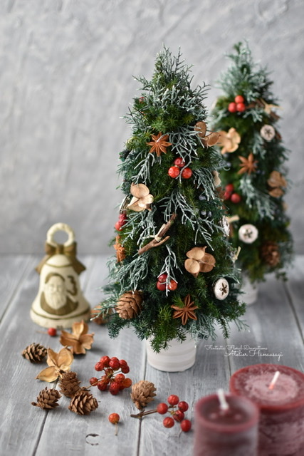 高さ35㎝クリスマスツリー。幅を取らないスリムタイプ。本物の針葉樹でほのかに香り、安らぎを感じます。