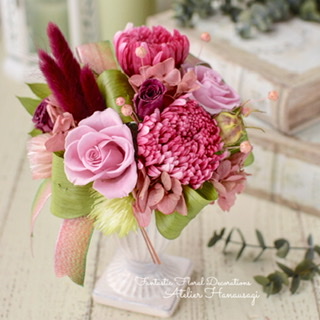 デコラマムとバラのトールコンポートアレンジメント　新年を洋風のアレンジメントでお出迎え　