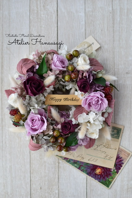 しっとりワインカラーのプリザーブドフラワーリース。サークルの中央にメッセージタグをお付けできます。