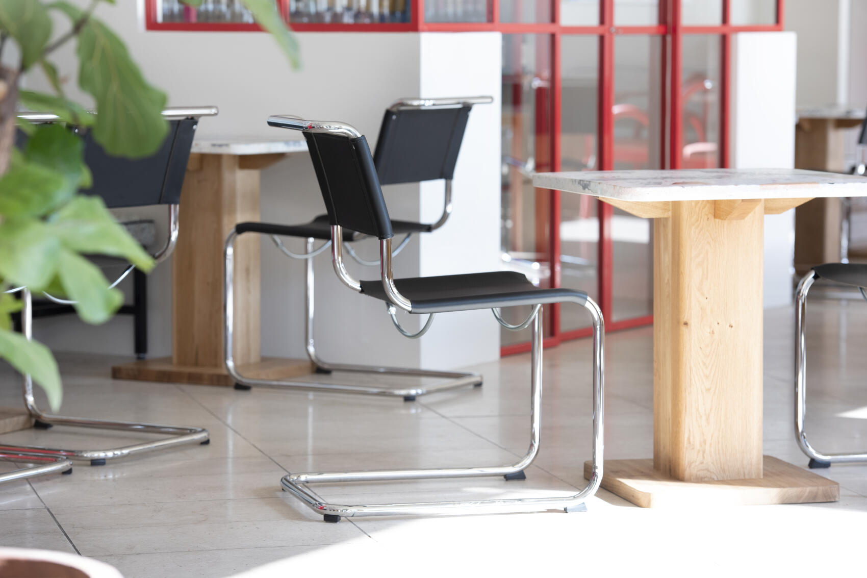 【世界最初のカンティレバーチェア】Story ：THONET  S33 / S34