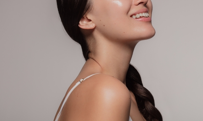 【肌のくすみ・毛穴悩みに】ビタミンCで輝くツヤ肌へ導くスキンケア