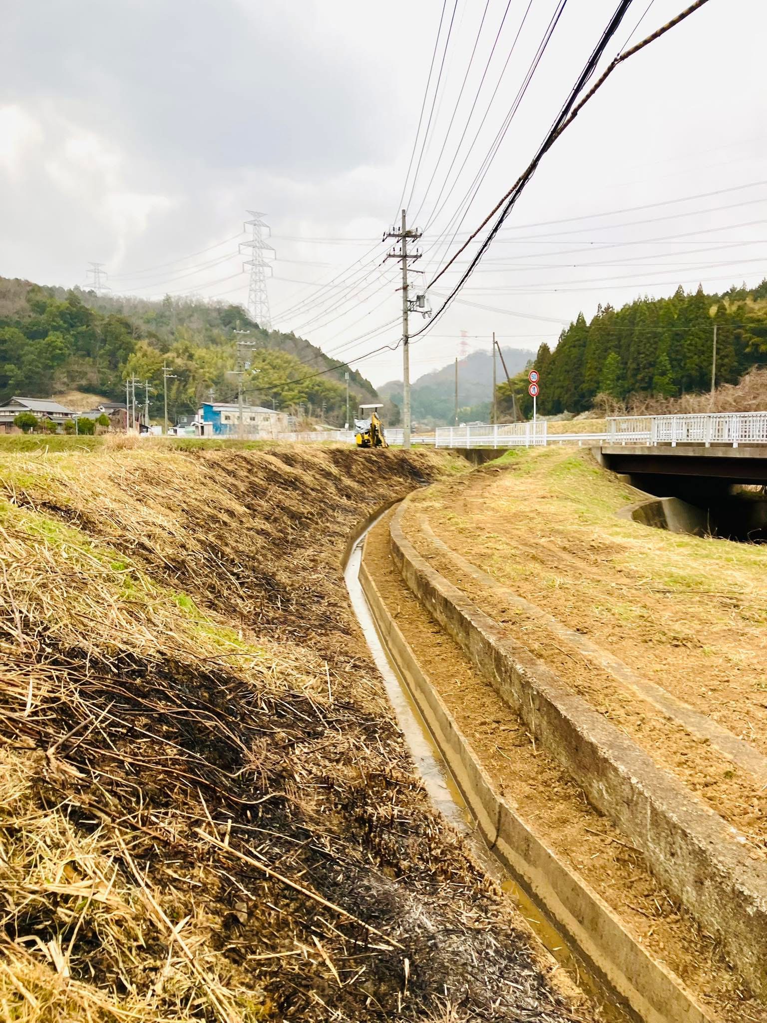 用水路肩の鋤取り〆