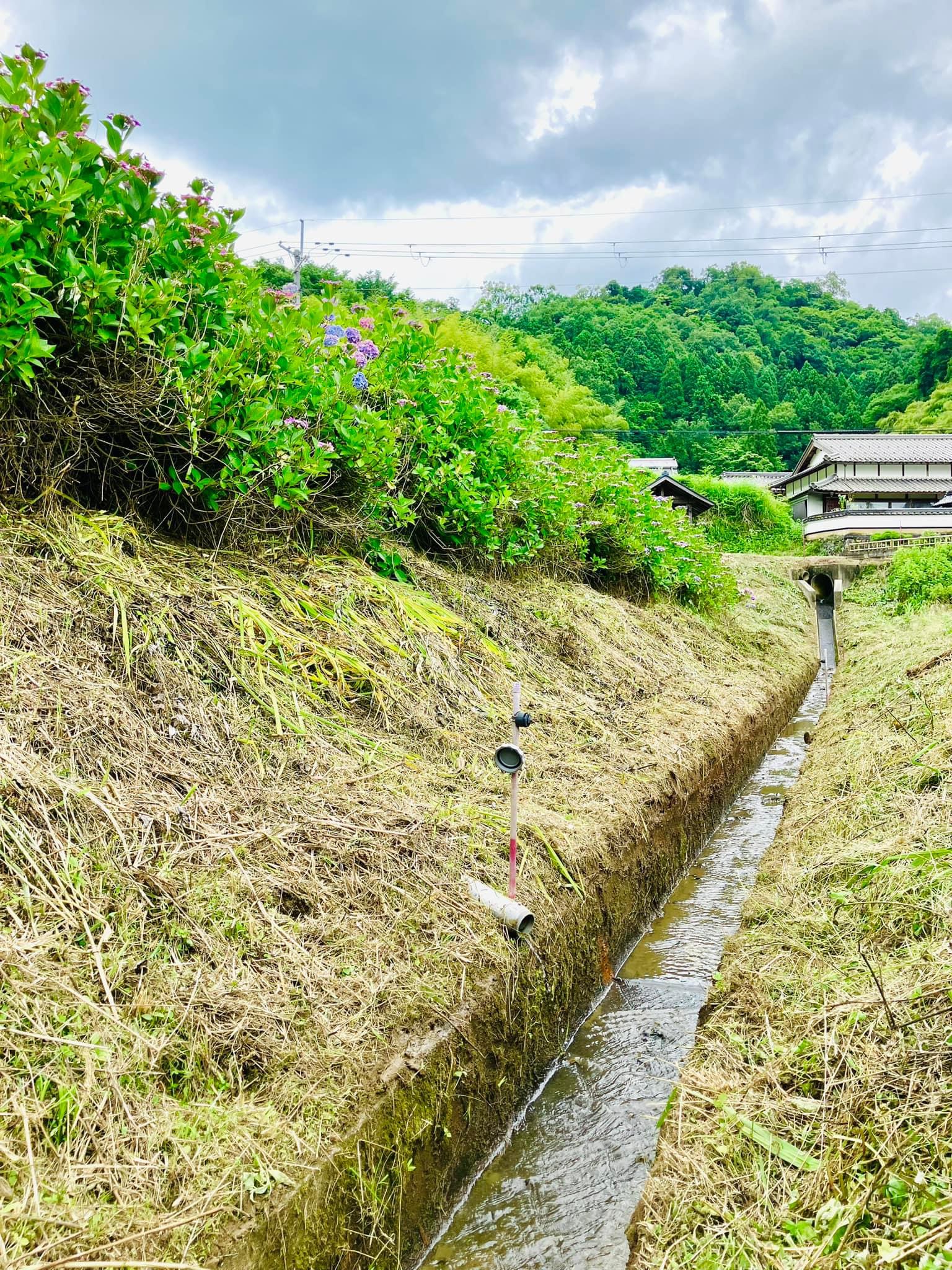 圃場横断排水路浚渫 & 法面草刈り〆