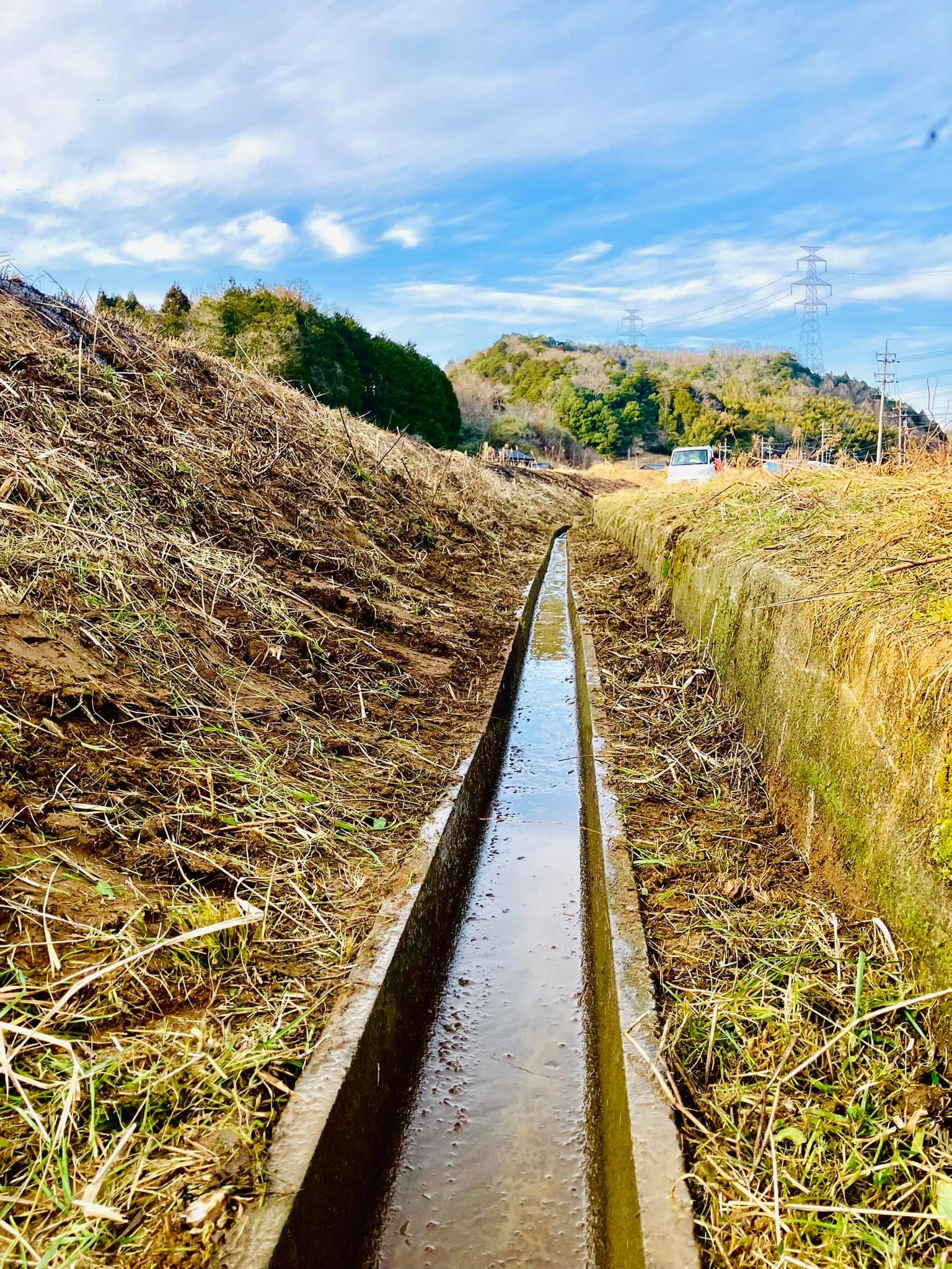 排水路肩の鋤取り〆